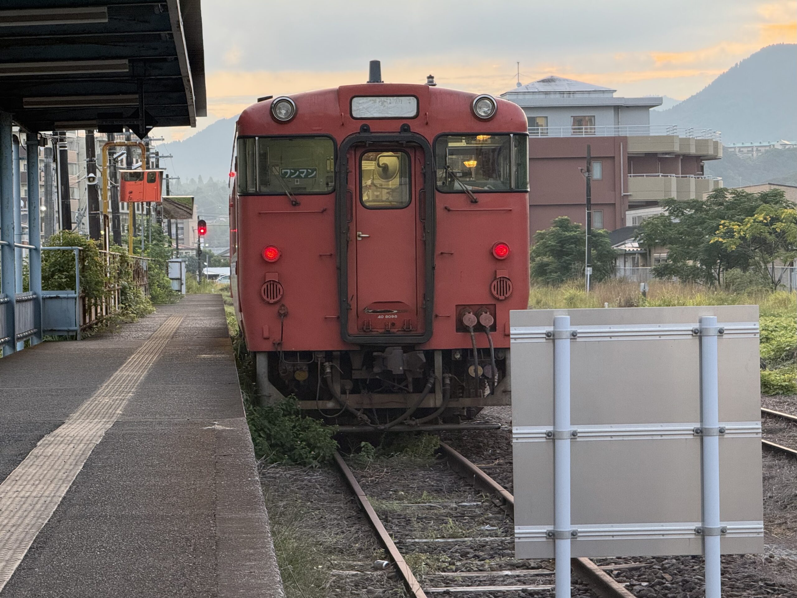 志布志駅 キハ40 8098 首都圏色 23.2℃ 冷んやり感少なめ 旅人1人乗車