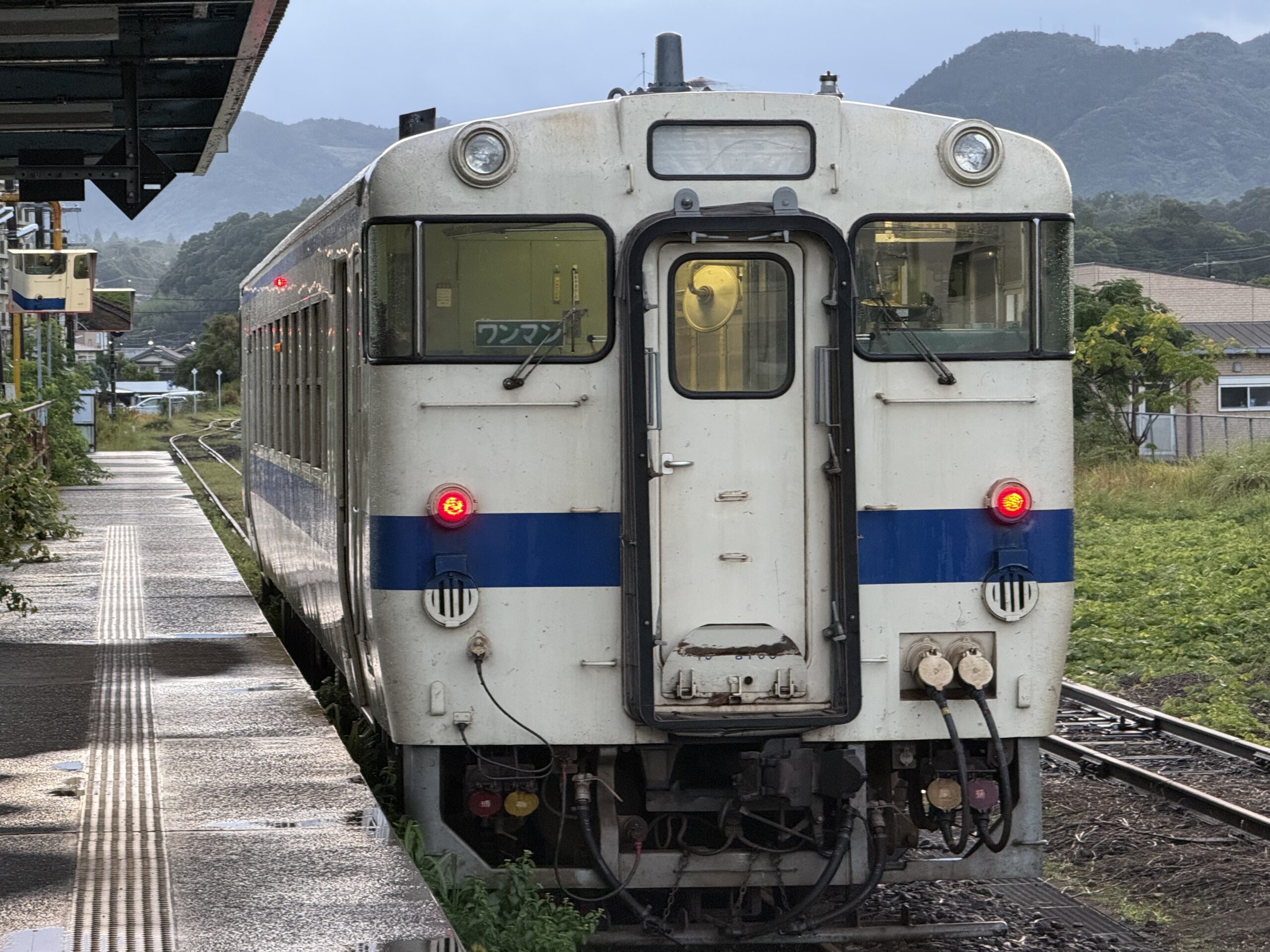 志布志駅 キハ40 8100 24.4℃ 雨上がり 湿度高め 人影なし