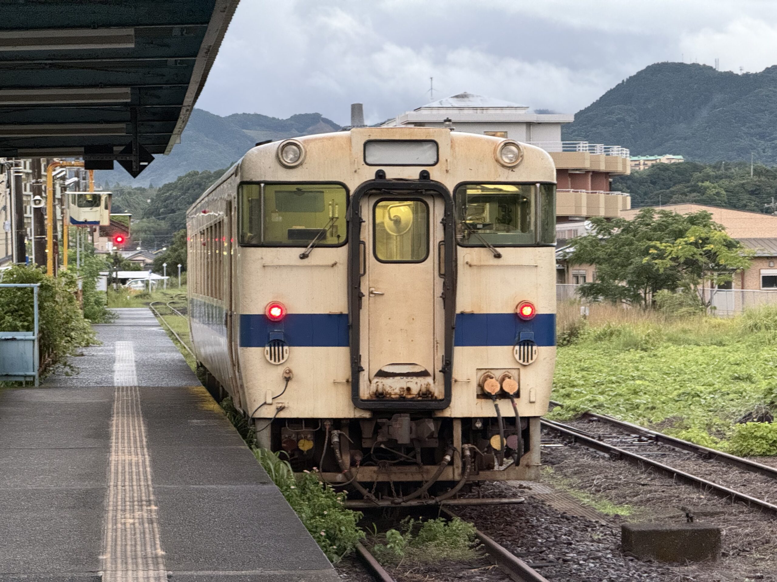 志布志駅 キハ40 8054 24.7℃ ほぼ熱帯夜明け 乗客1人乗り込み