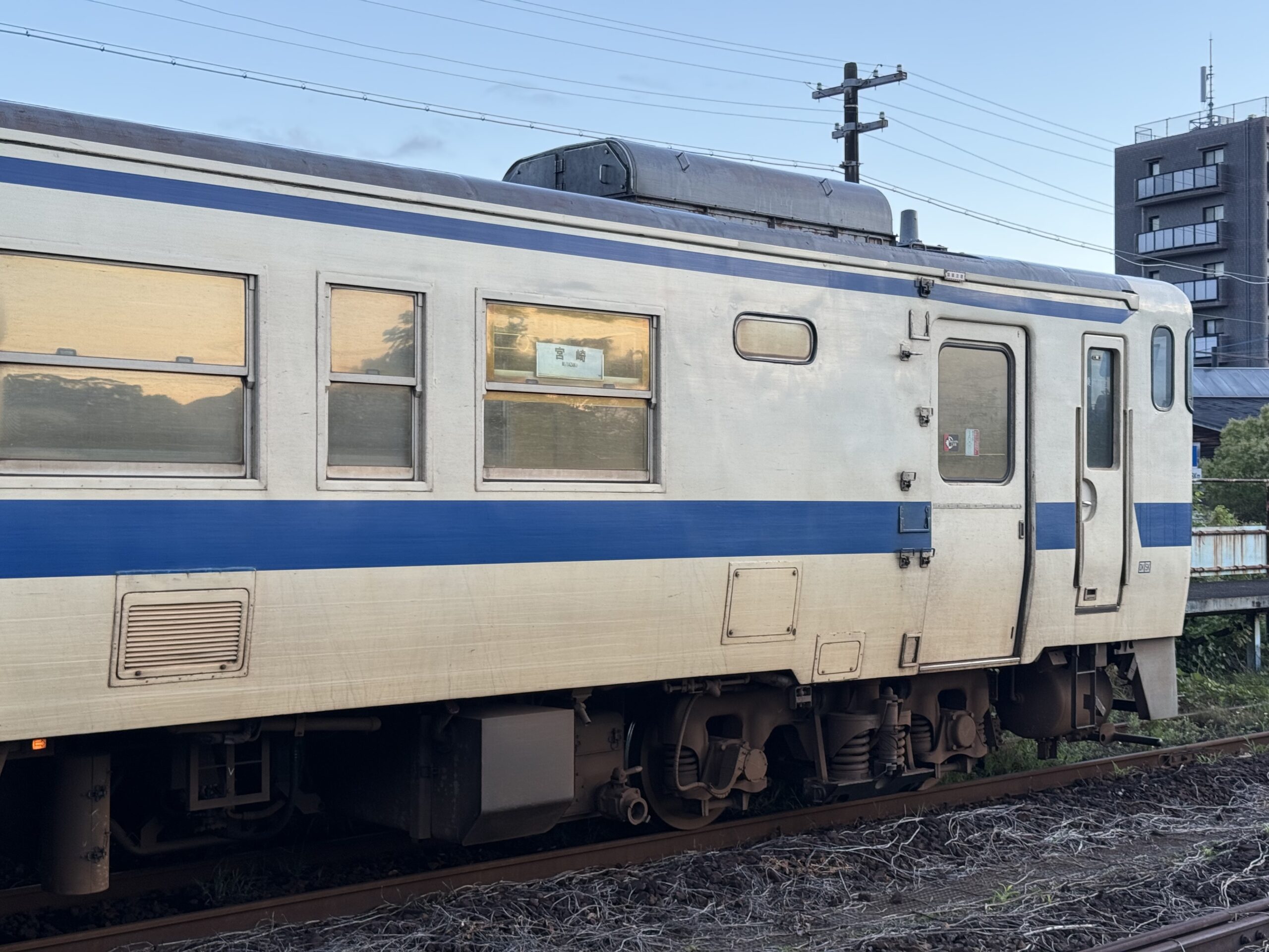 志布志駅 キハ40 8065 25.2℃ 熱帯夜明けの蒸し暑い朝 人影なし