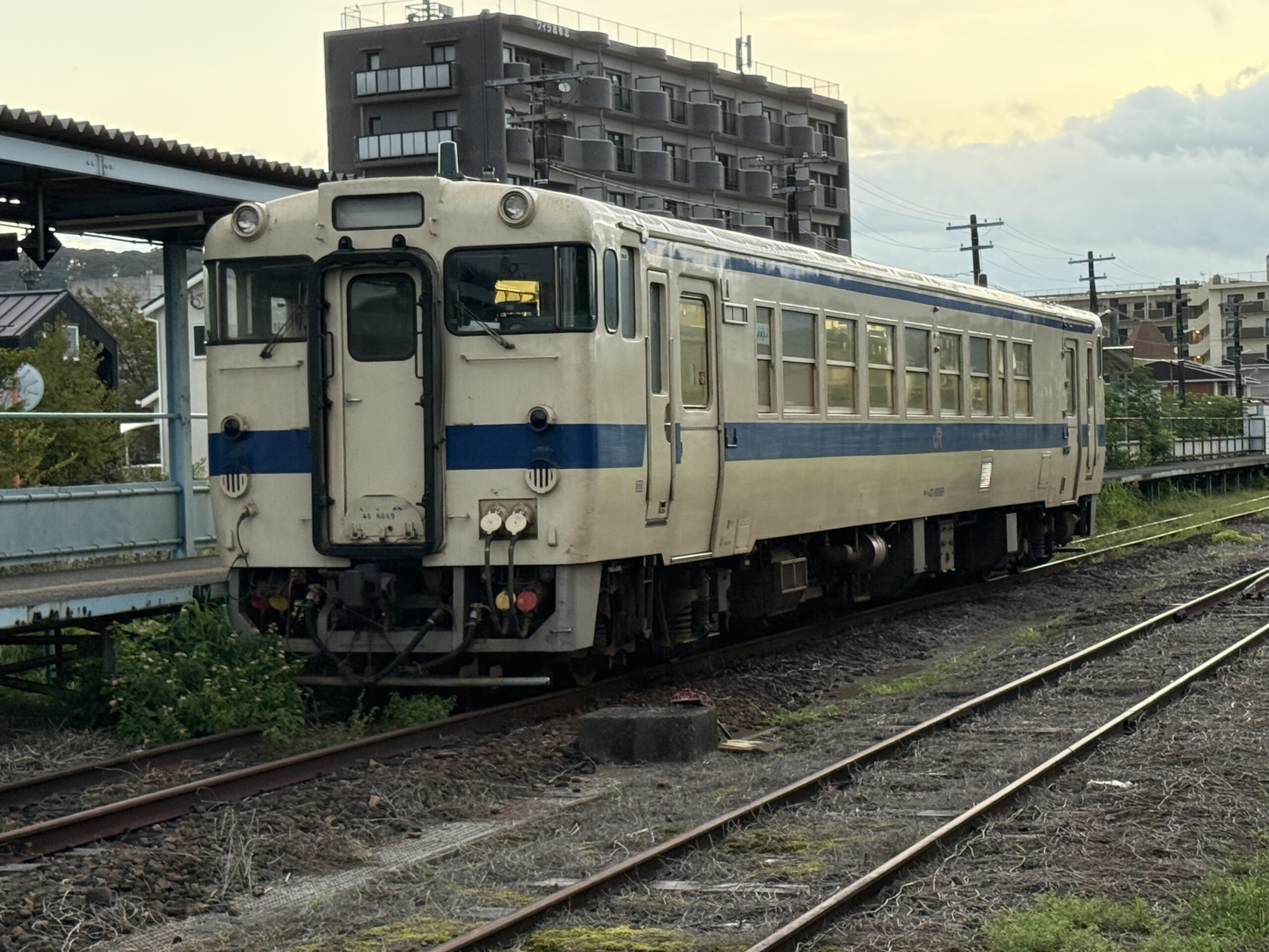志布志駅 キハ40 8069 24.9℃ 蒸し暑い朝 乗客1人