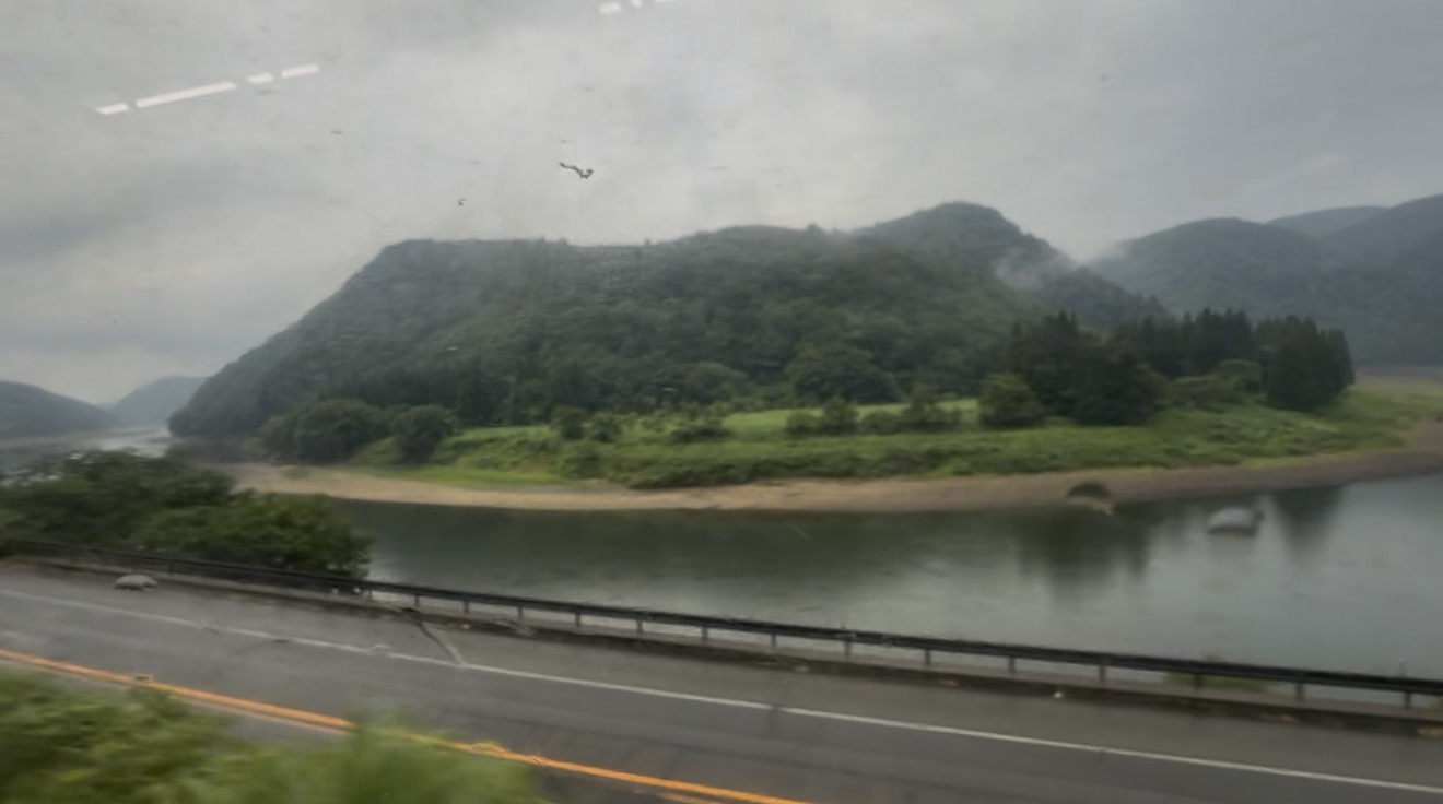 陸羽西線 途中駅 停車中
