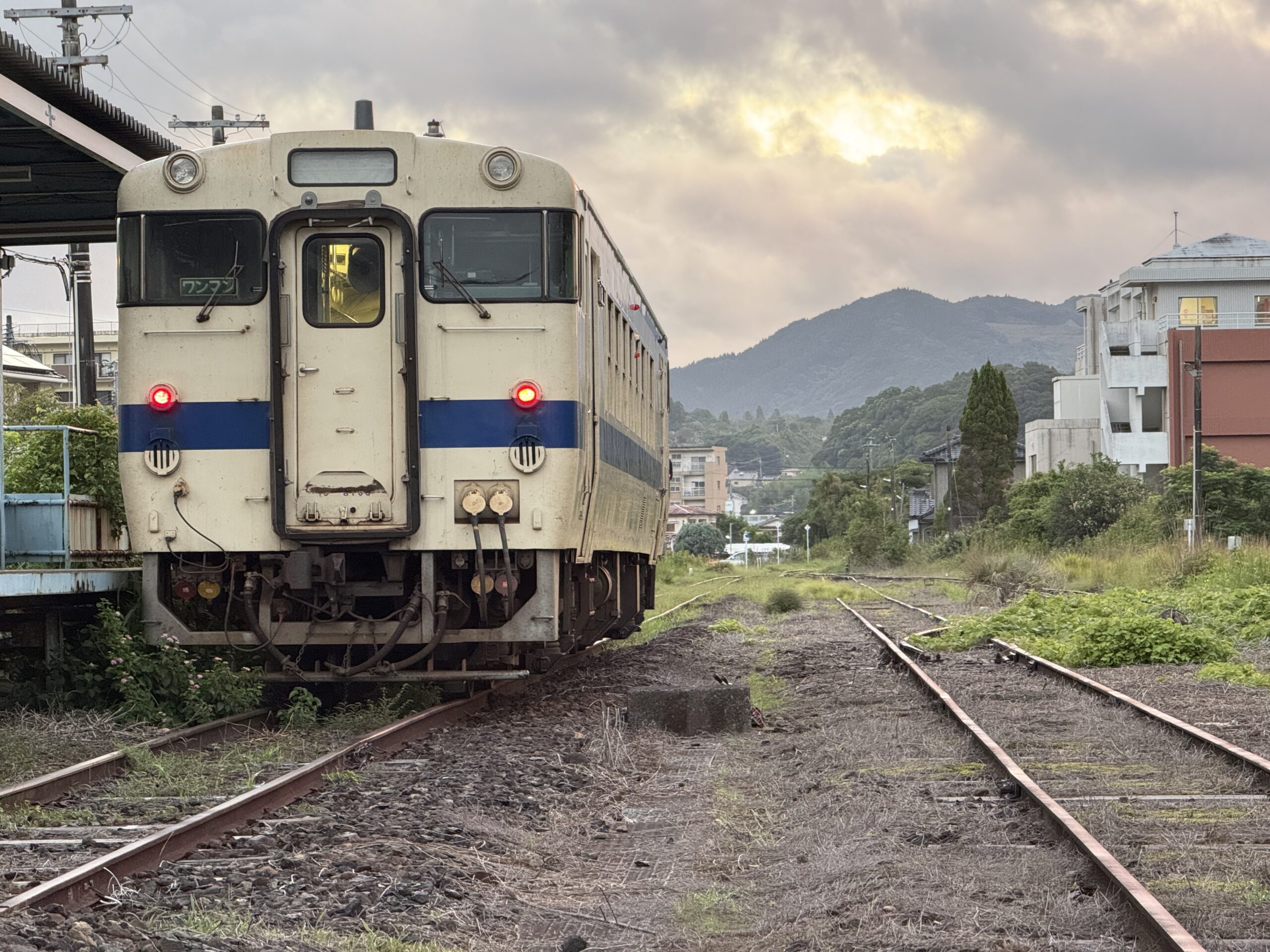 志布志駅 キハ40 8100 24.2℃ 蒸し暑い朝 人影なし