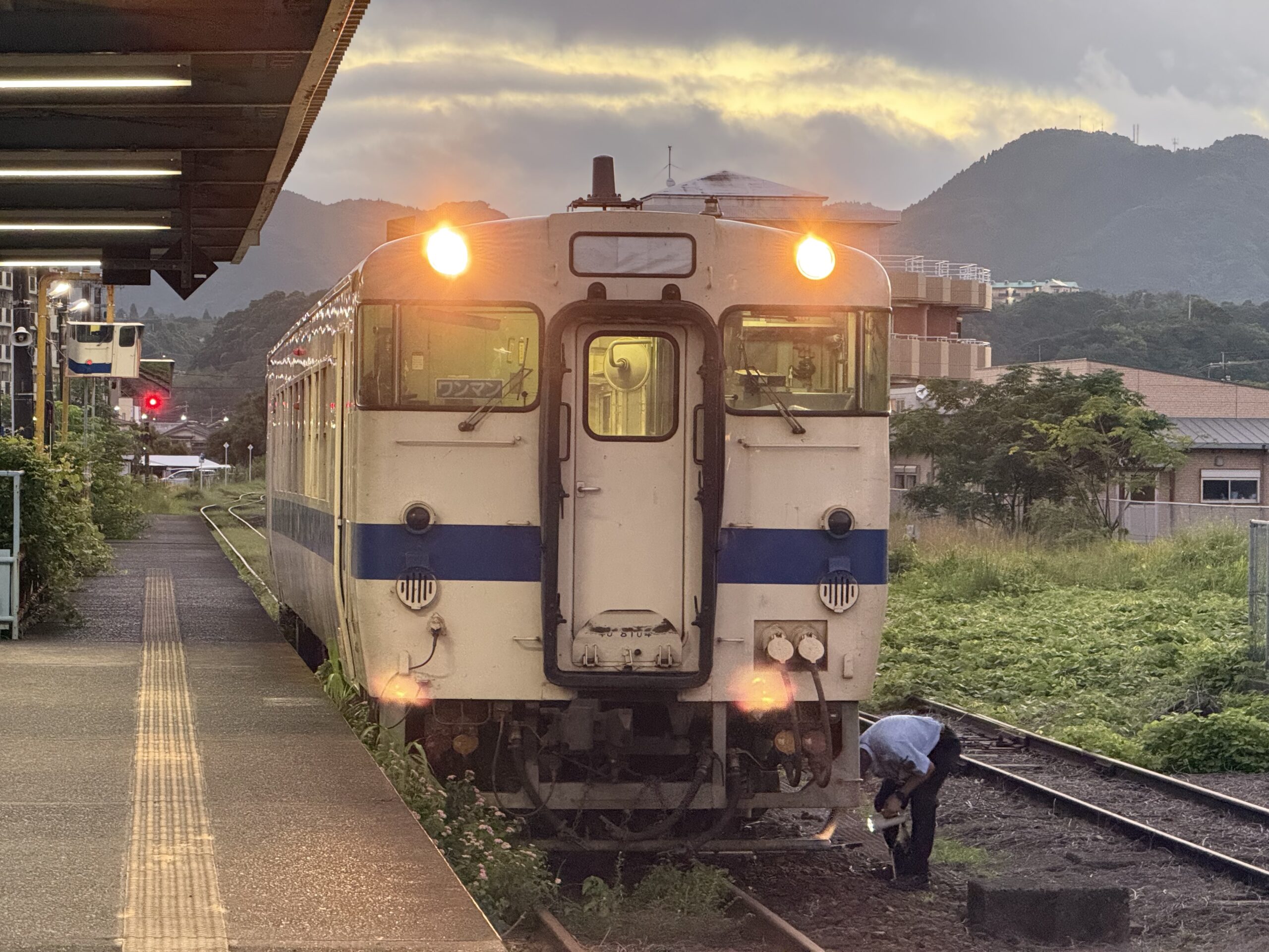 志布志駅 キハ40 8104 25.0℃ 熱帯夜明け 仕業前点検中 人影なし