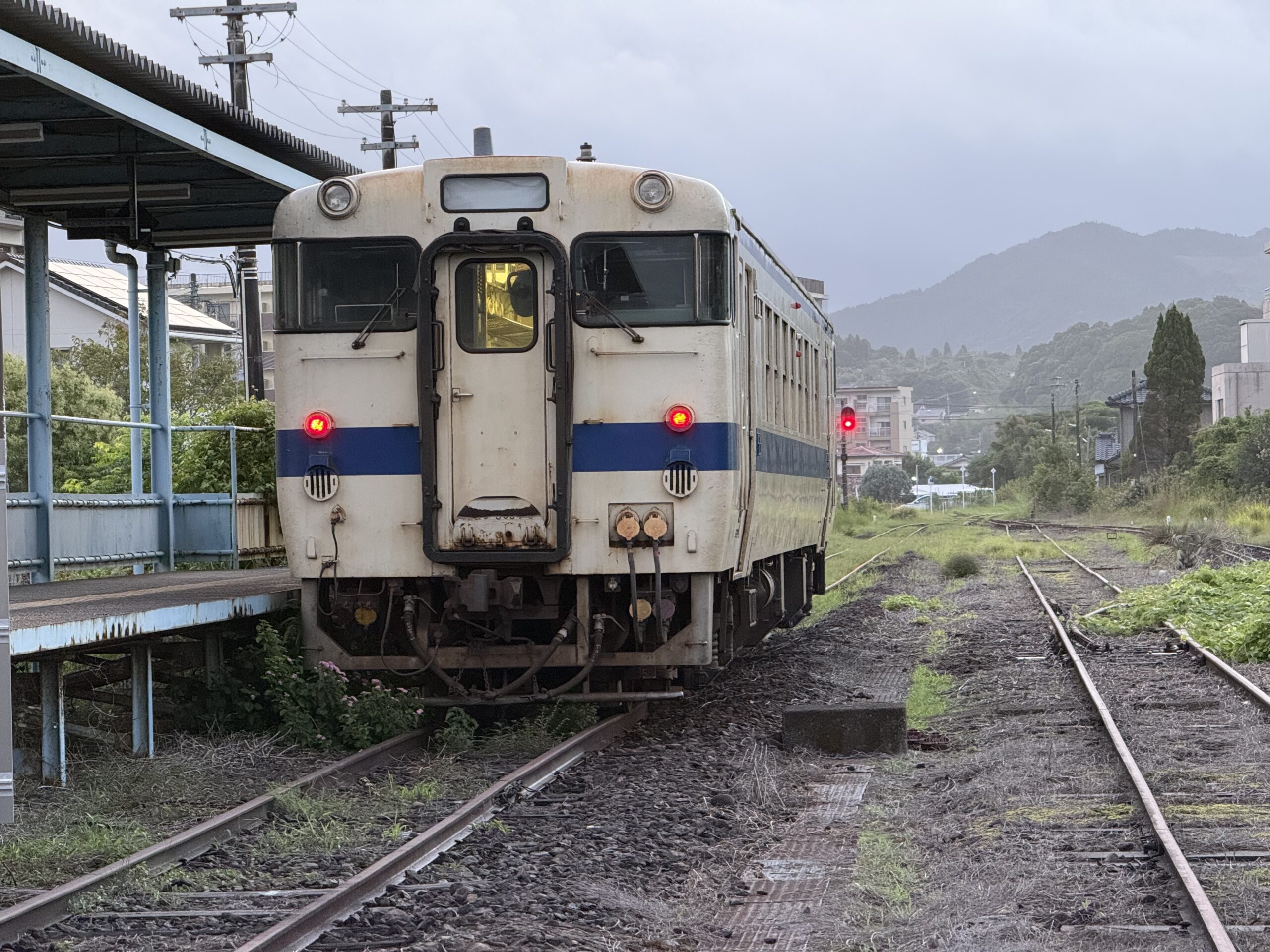 志布志駅 キハ40 8054 26.6℃ 熱帯夜明け 人影なし