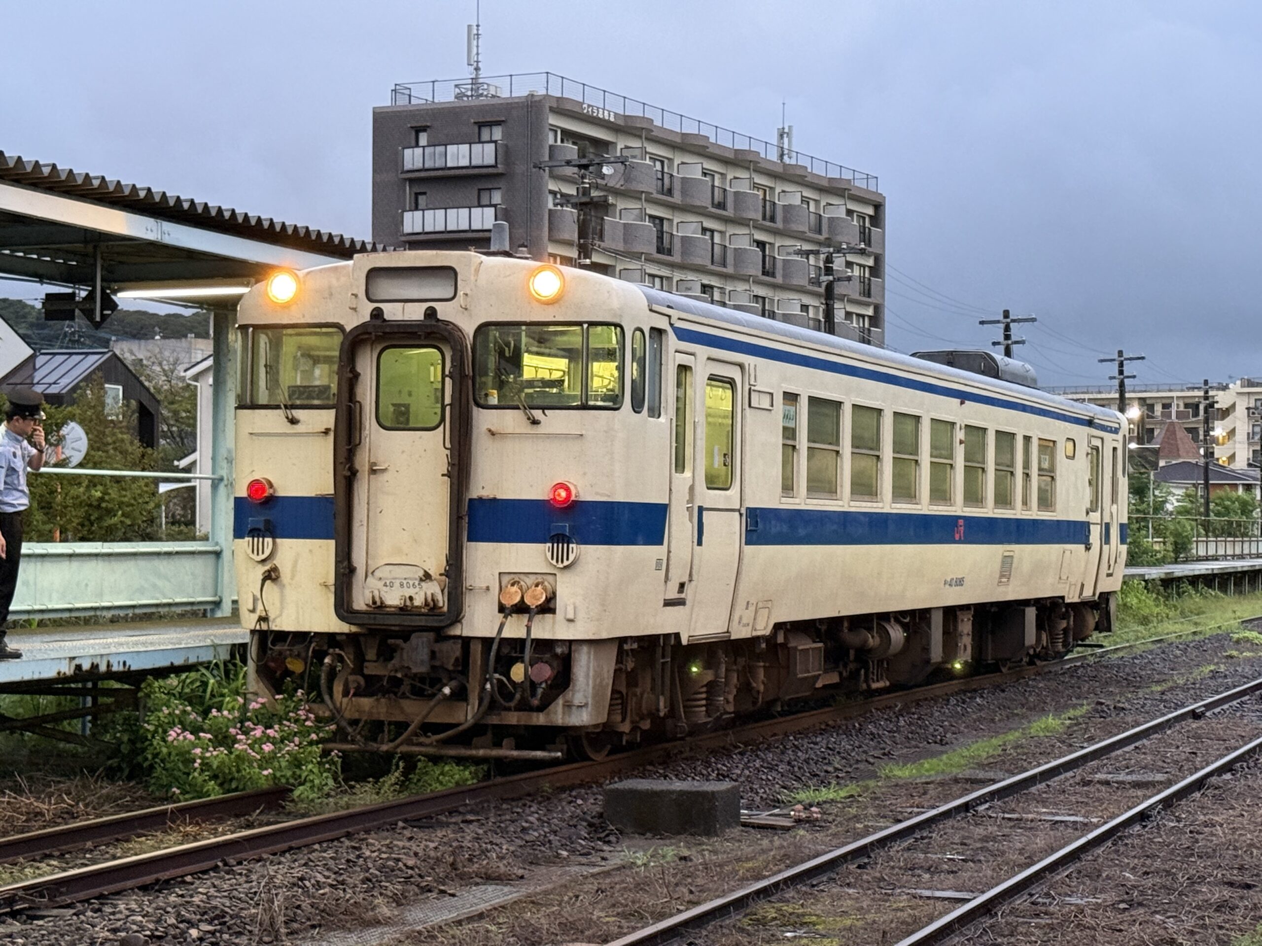 志布志駅 キハ40 8065 27.01℃ 蒸し暑い朝 人影なし