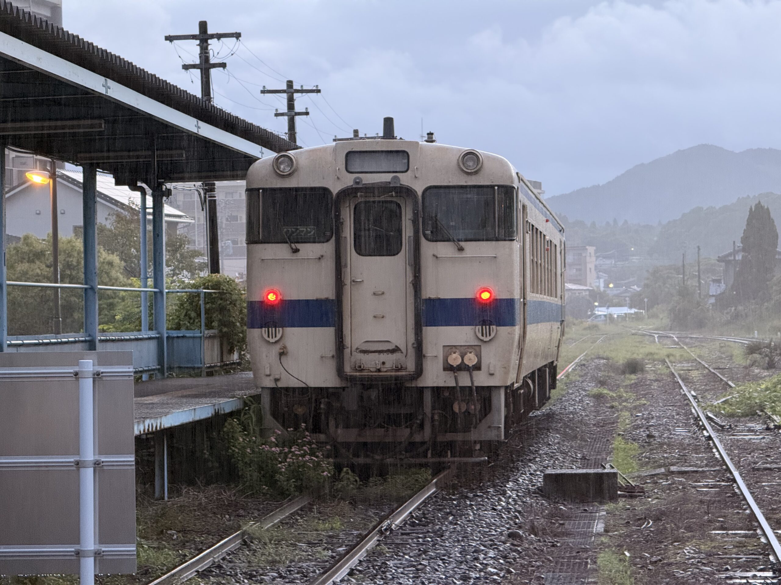 志布志駅 キハ40 8100 25.9℃ 雨が降ったり止んだり 人影なし