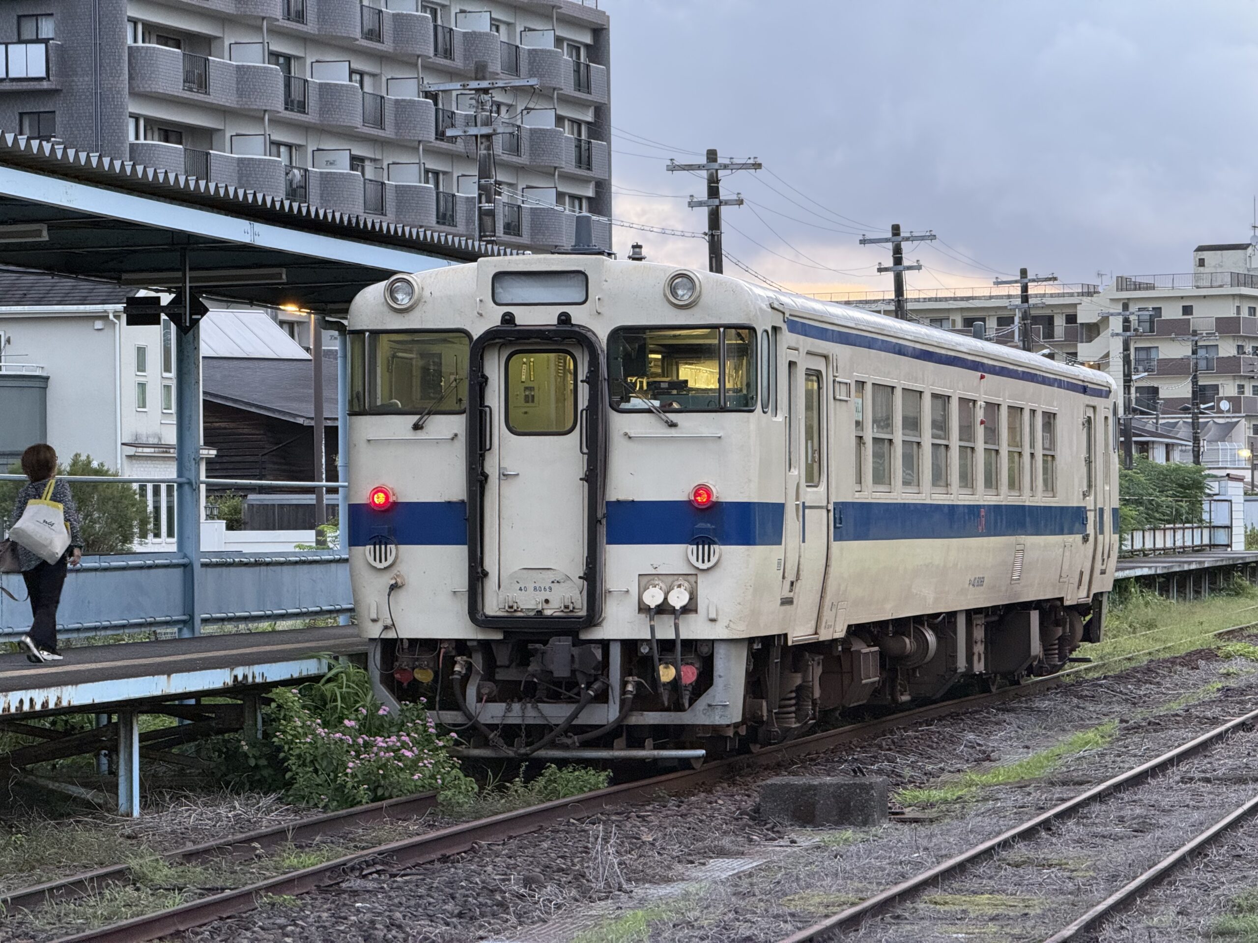 志布志駅 キハ40 8069 26.5℃ 蒸し暑い朝 乗客2人