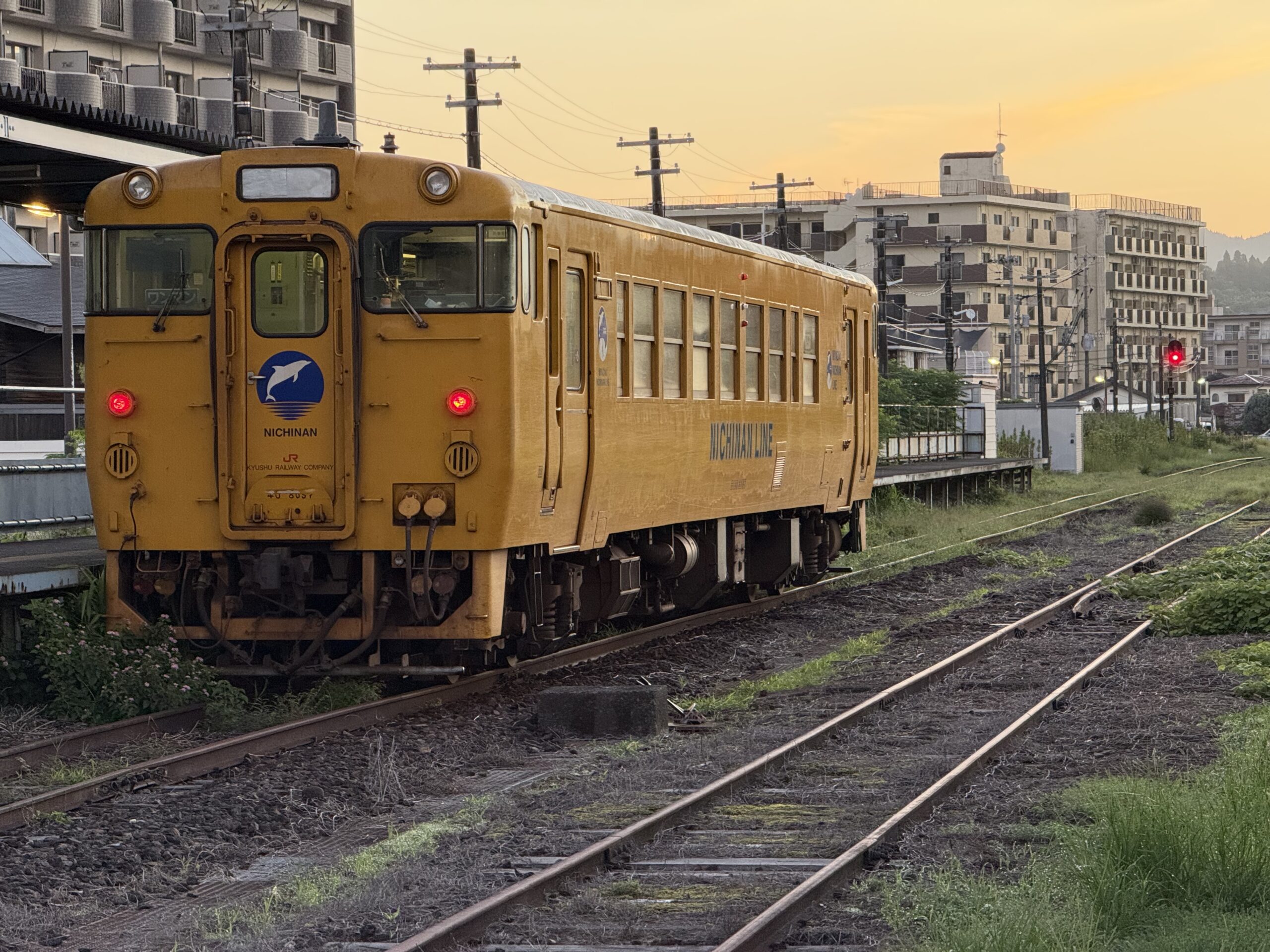 志布志駅 キハ40 8097 日南色 24.6℃ 湿度高め 人影なし