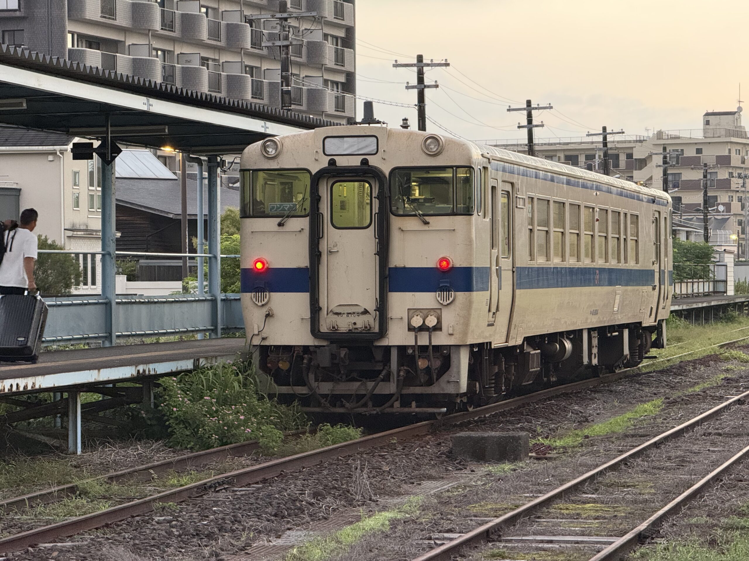 志布志駅 キハ40 8104 24.5℃ 湿度高め 旅人1人