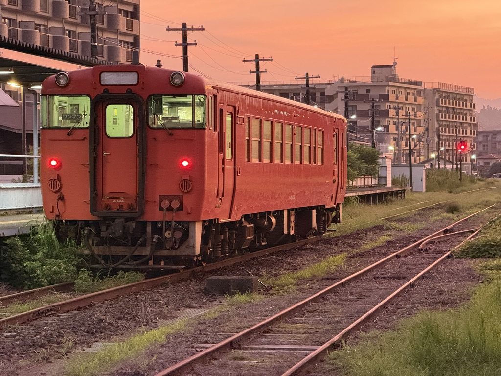 志布志駅 キハ40 8098 首都圏色 24.3℃ 湿度高め 乗客待ち1人