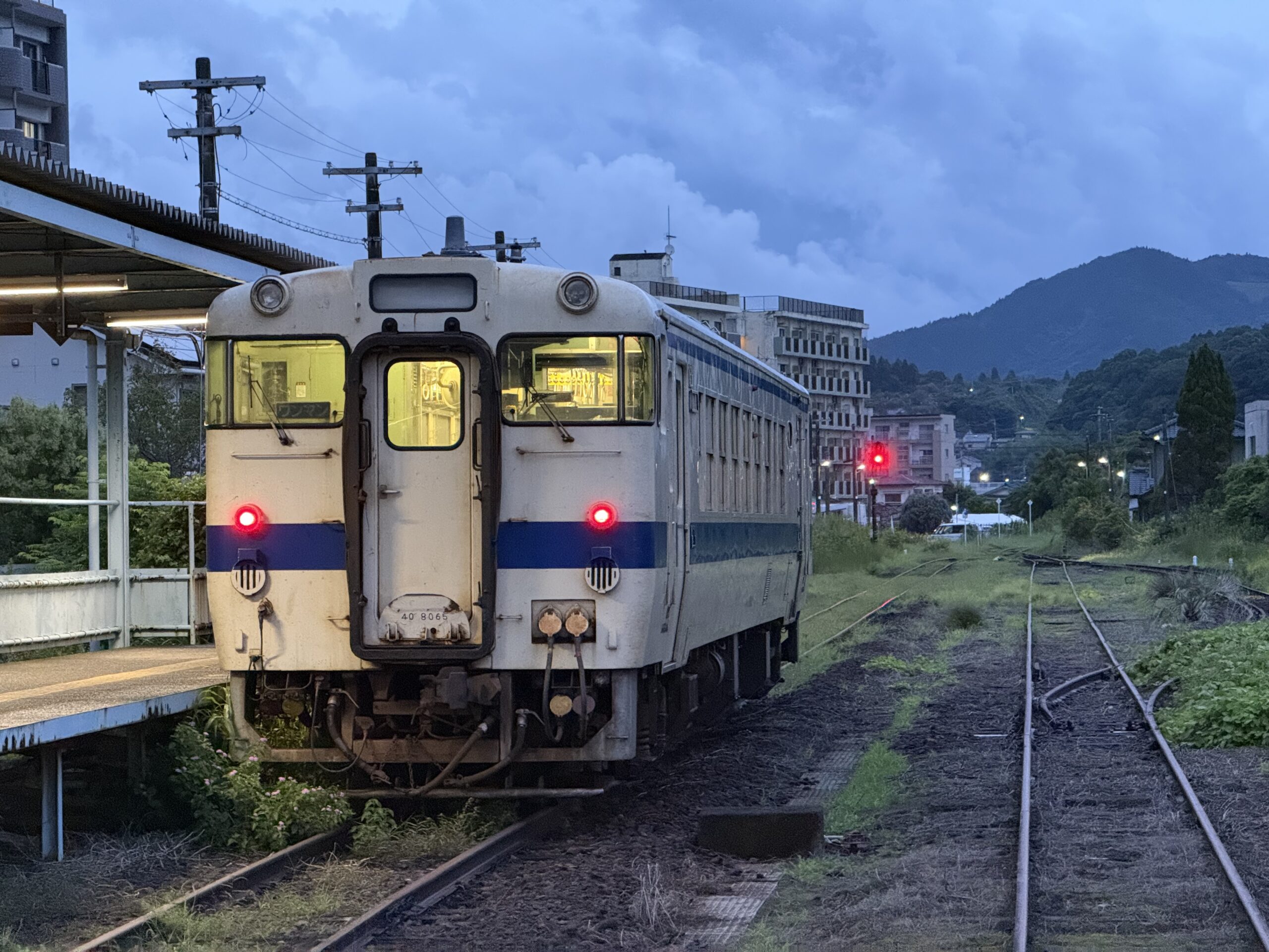 志布志駅 キハ40 8065 24.9℃ 湿度高め 人影なし