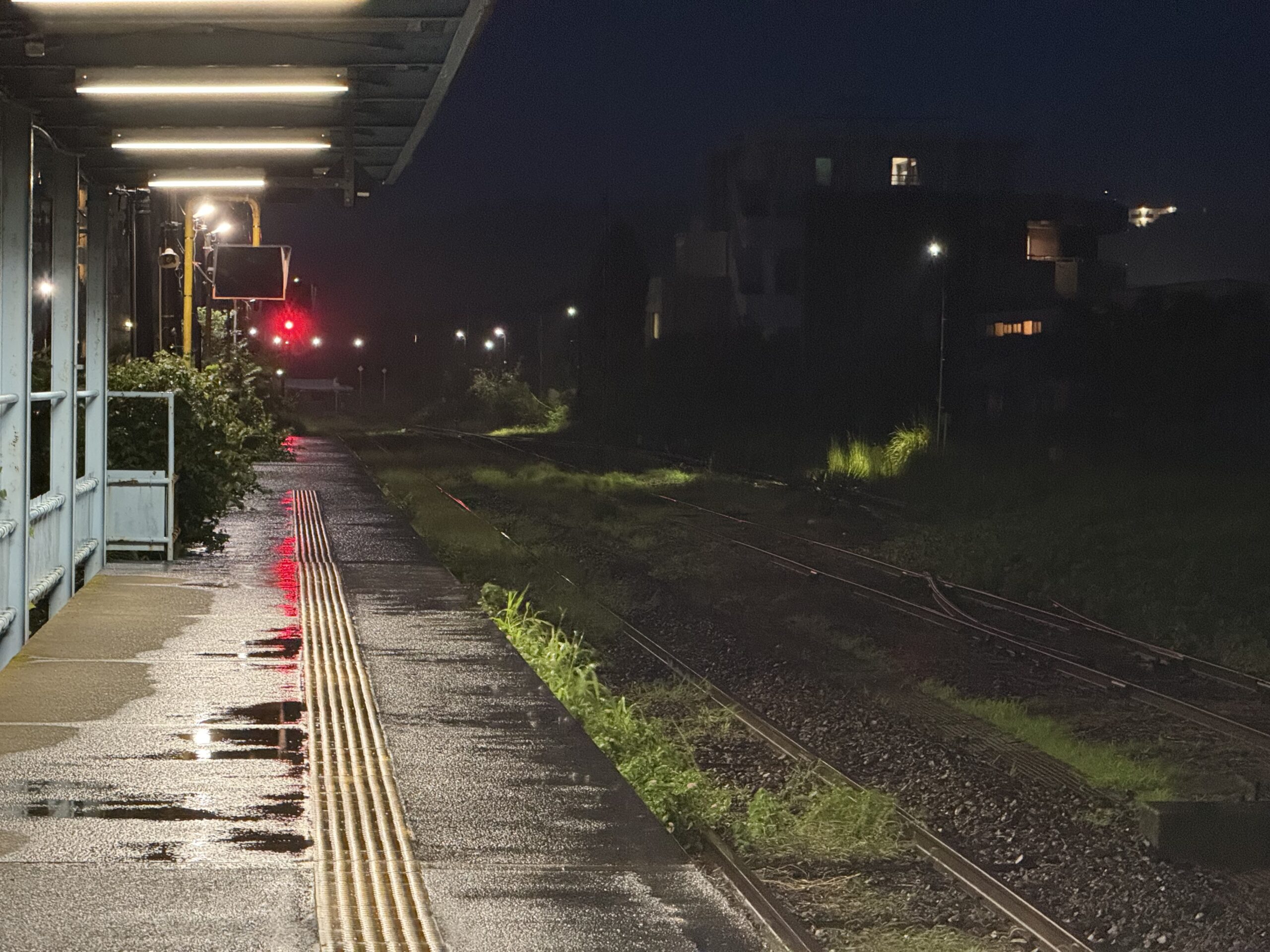 志布志駅 25.6℃ 強めの風雨 車両なし 運転見合わせ