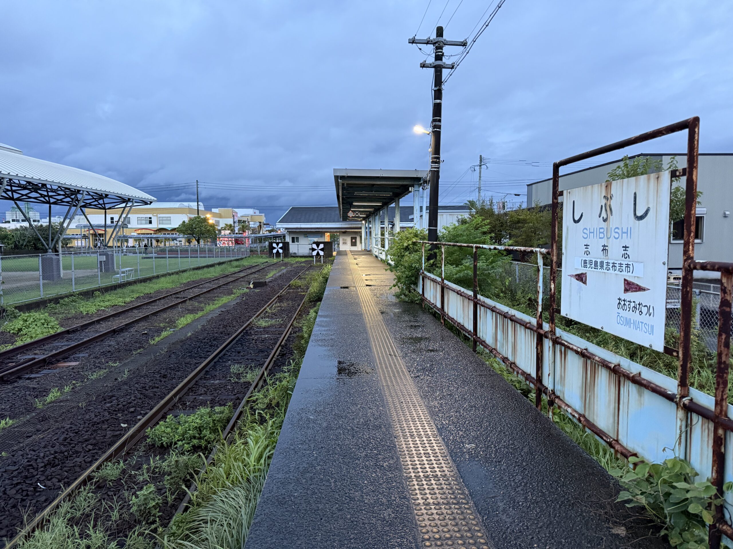 志布志駅 22.6℃ 風あり 車両なし 運転見合わせ