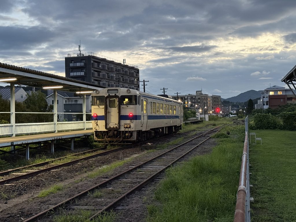 志布志駅 キハ40 8065 23.7℃ 湿度高め 人影なし
