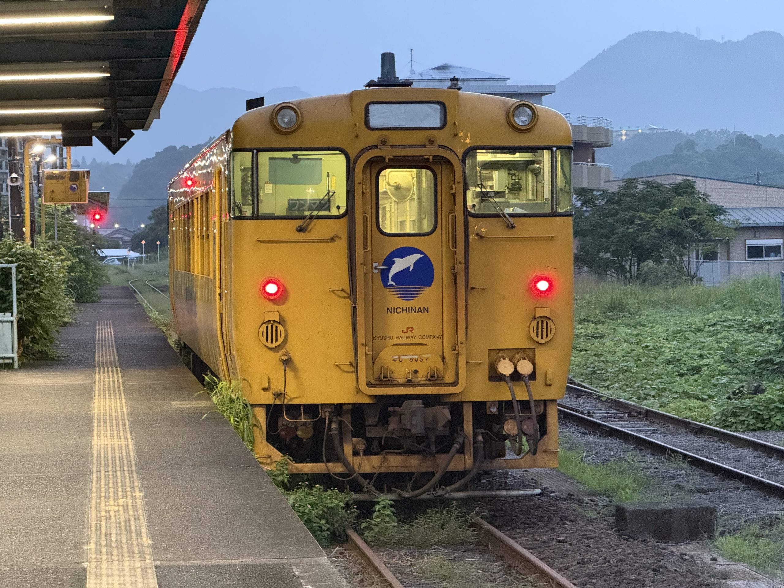志布志駅 キハ40 8097 日南色 24.3℃ 湿度高め 人影なし