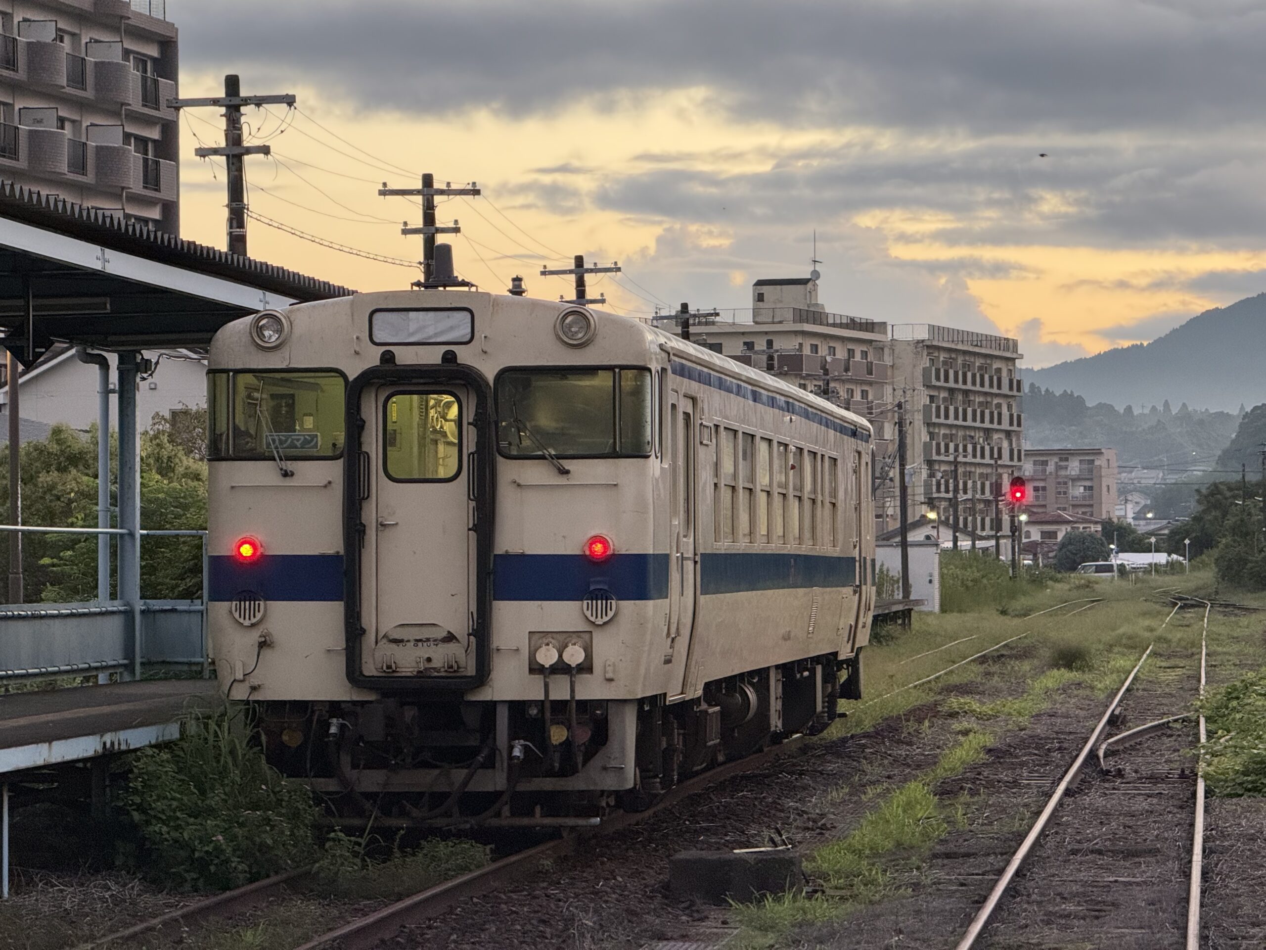 志布志駅 キハ40 8104 23.7℃ 湿度高め 乗客4人