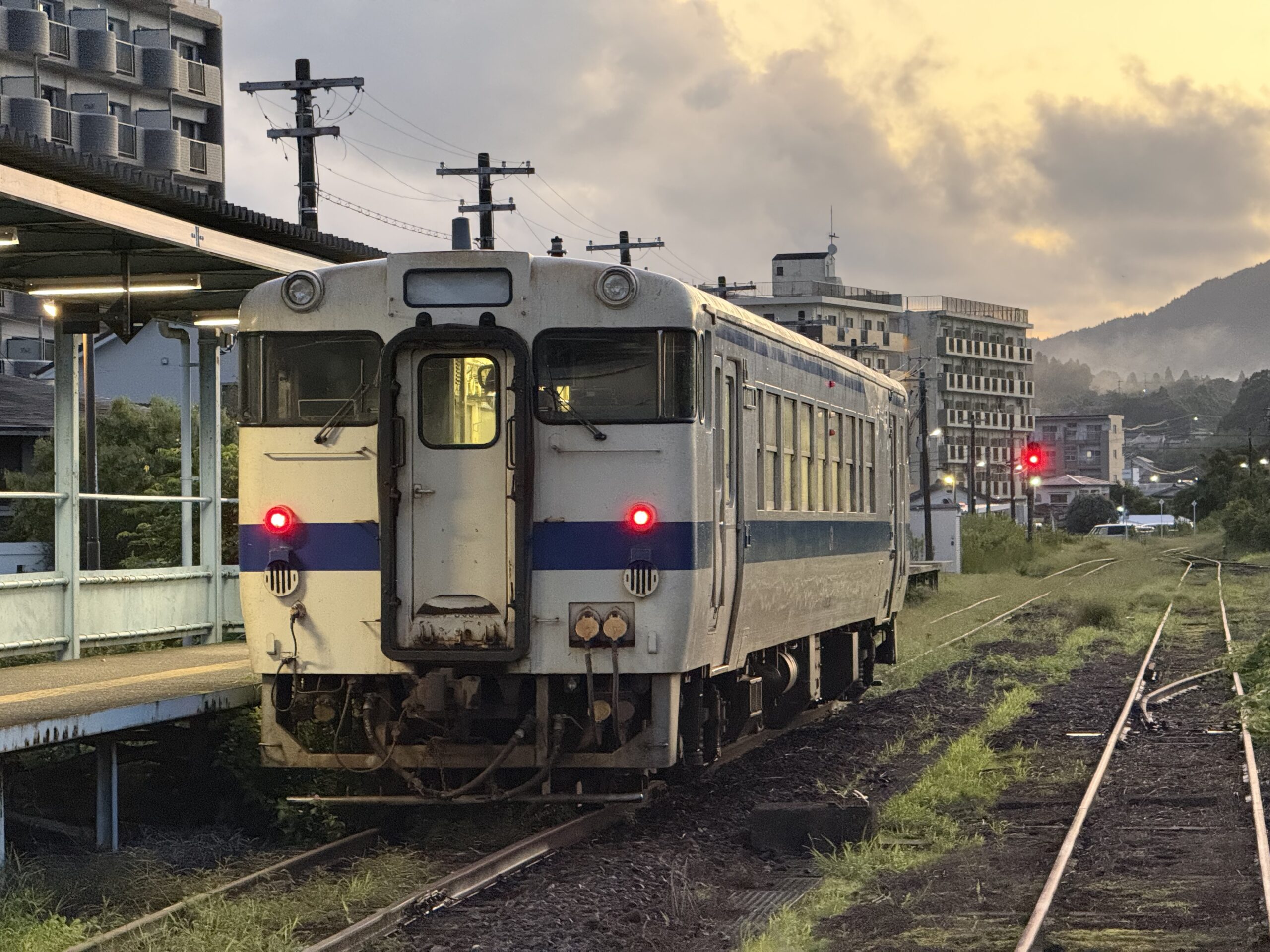 志布志駅 キハ40 8054 23.7℃ 湿度高め 人影なし