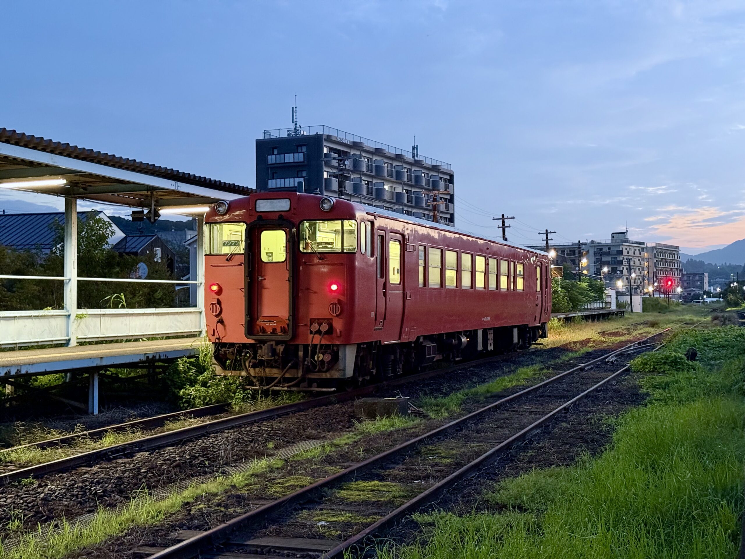 志布志駅 キハ40 8098 23.8℃ 湿度高め 人影なし