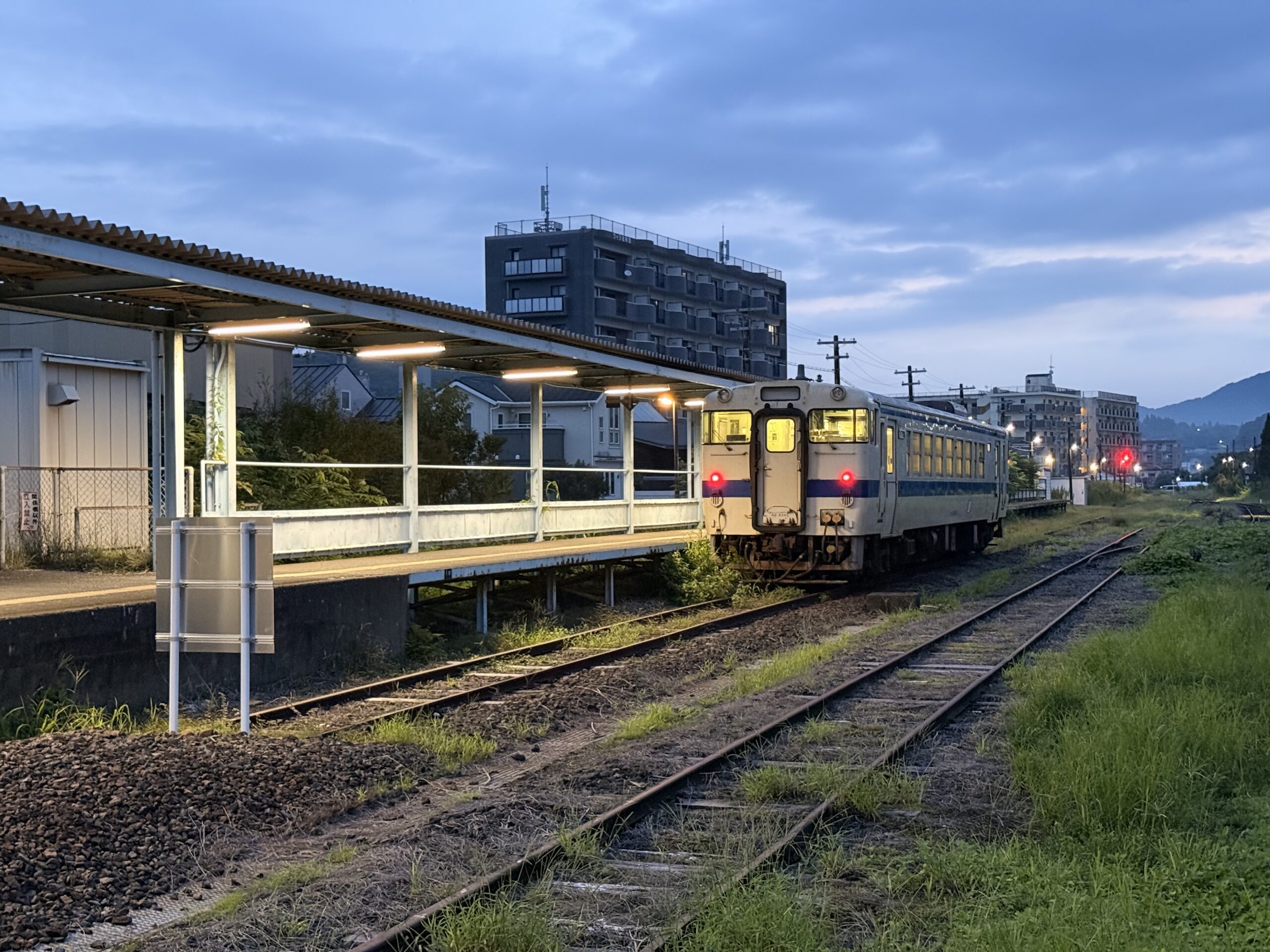 志布志駅 キハ40 8065 22.7℃ 湿度高め 人影なし