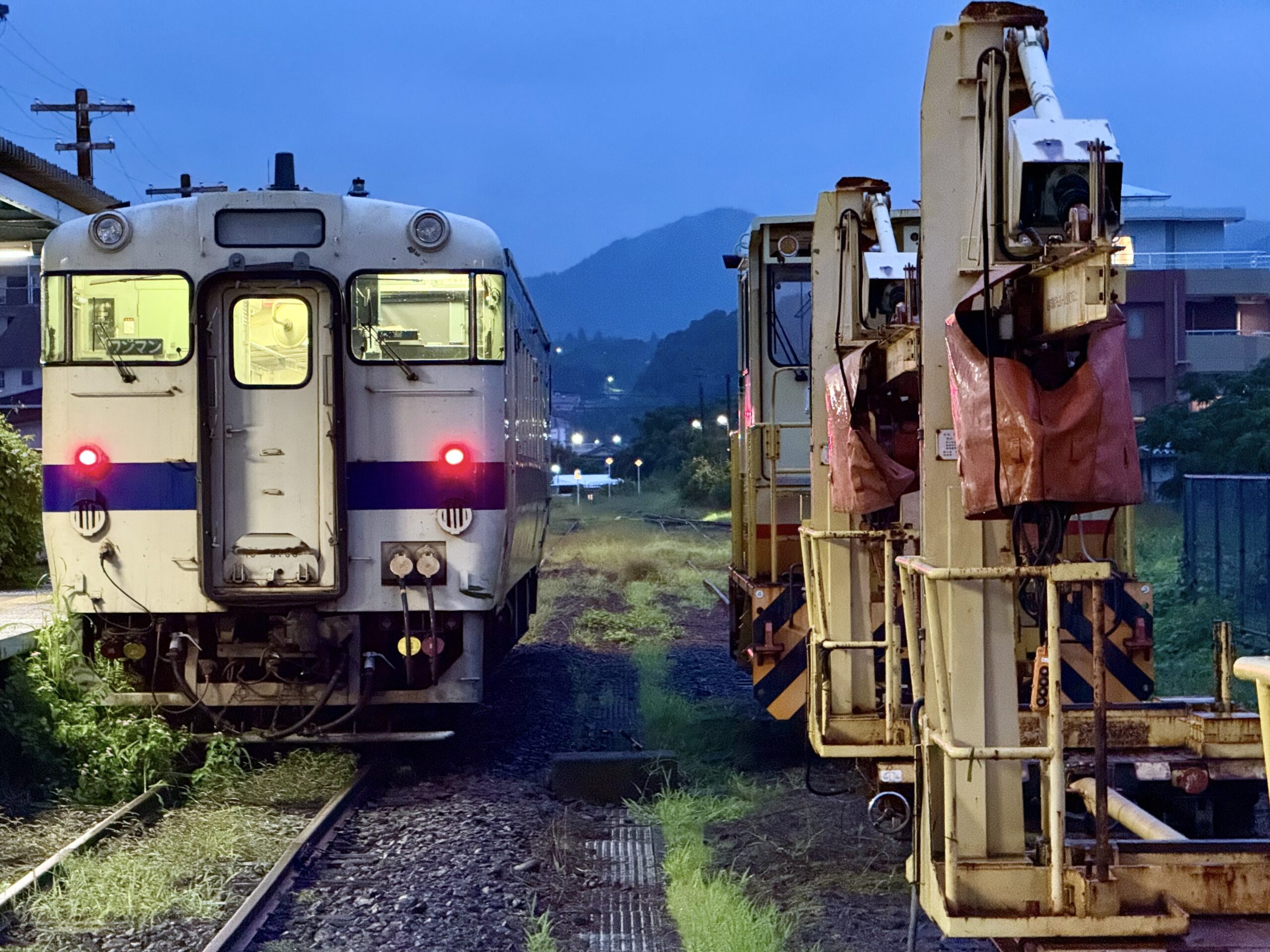 志布志駅 キハ40 8100 23.4℃ 小雨 人影なし 構内に保線車