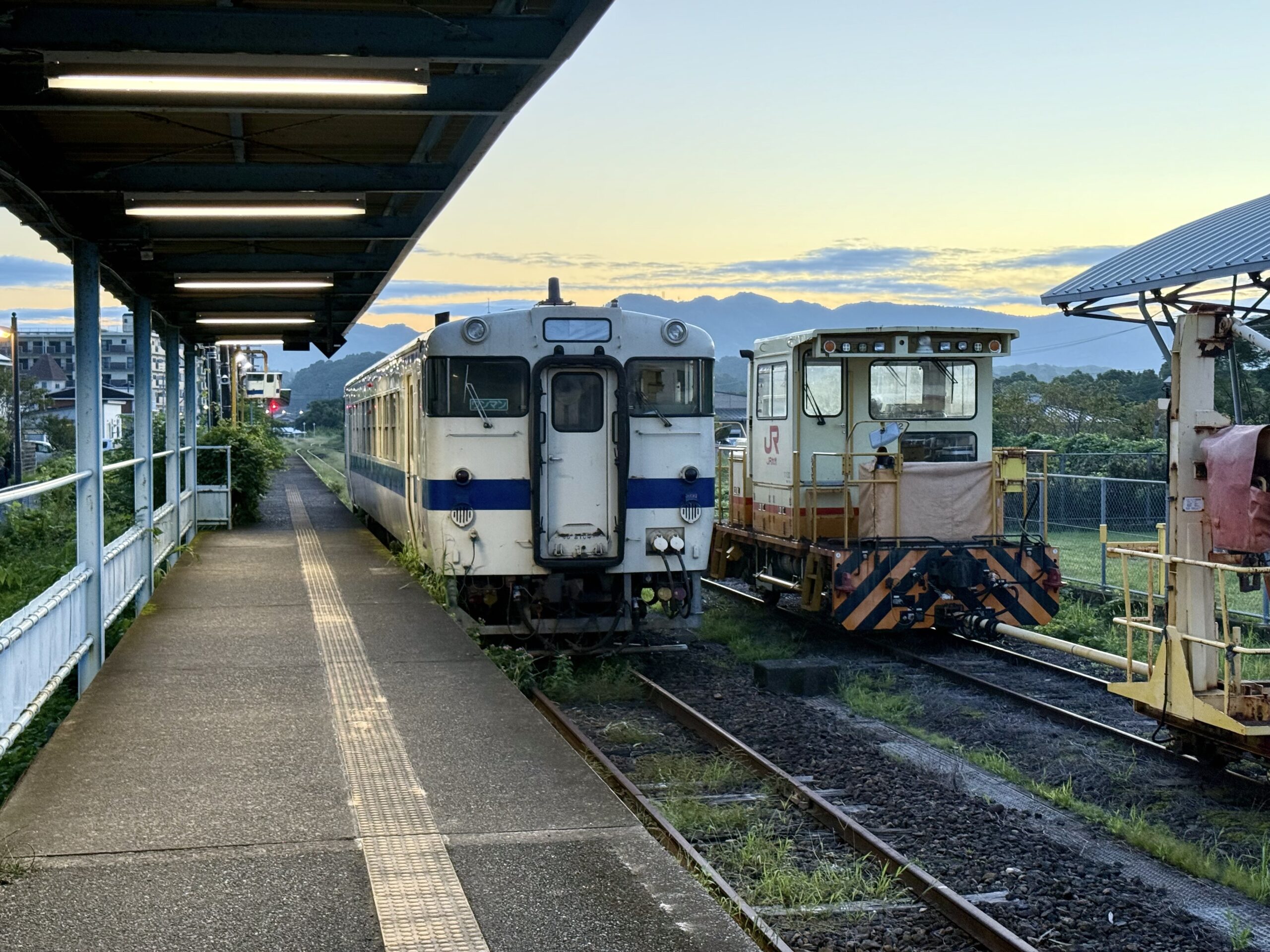 志布志駅 キハ40 8104 21.2℃ 冷んやり 線路災害 運休 保線車