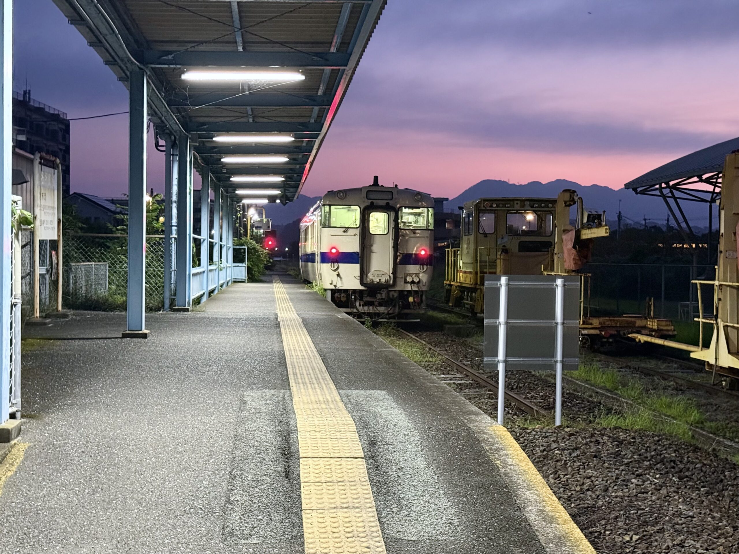 志布志駅 キハ40 8069 21.0℃ 冷房オフ 人影なし