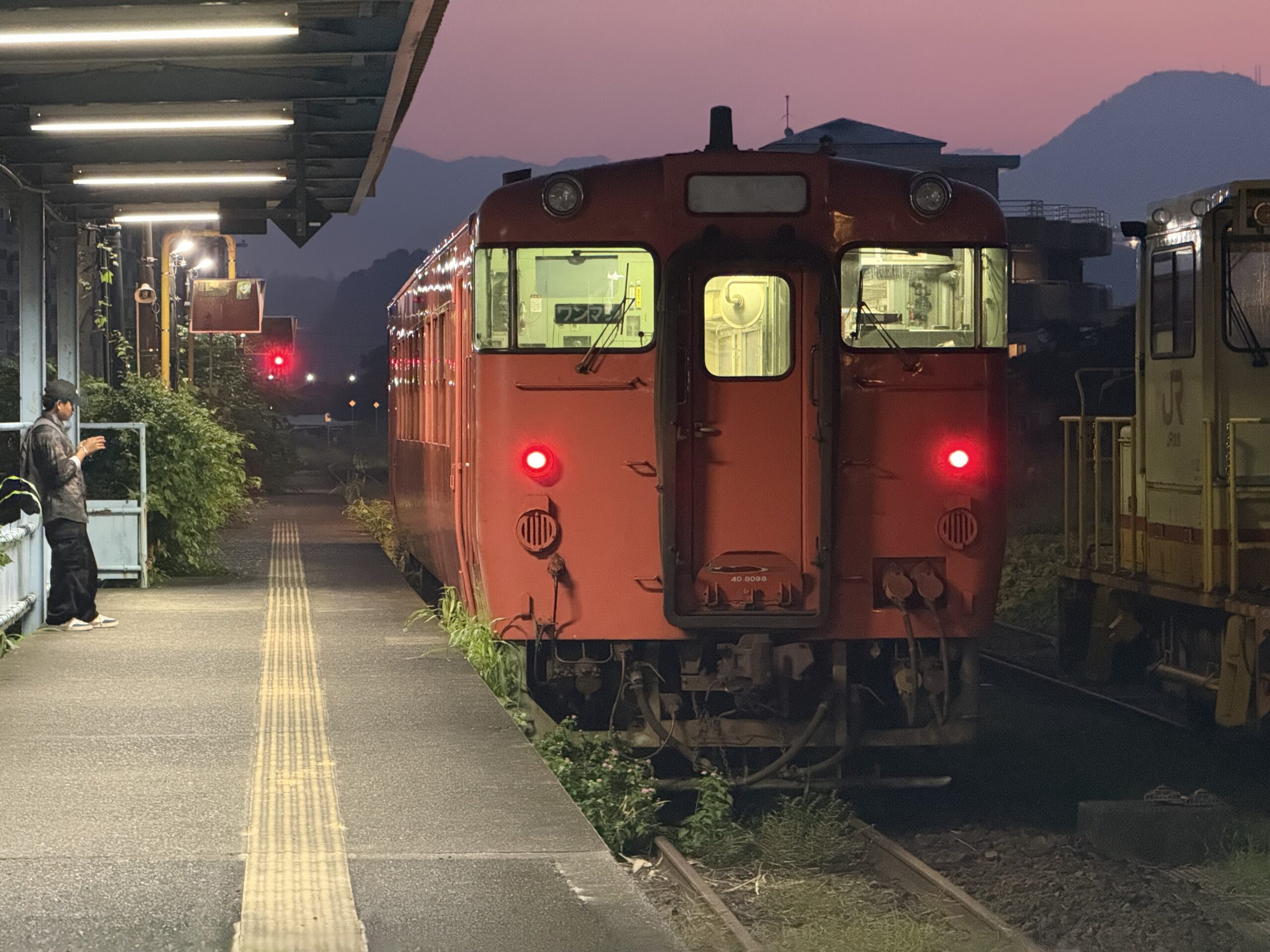 志布志駅 キハ40 8098 首都圏色 20.7℃ 冷んやり 乗車待ち1人