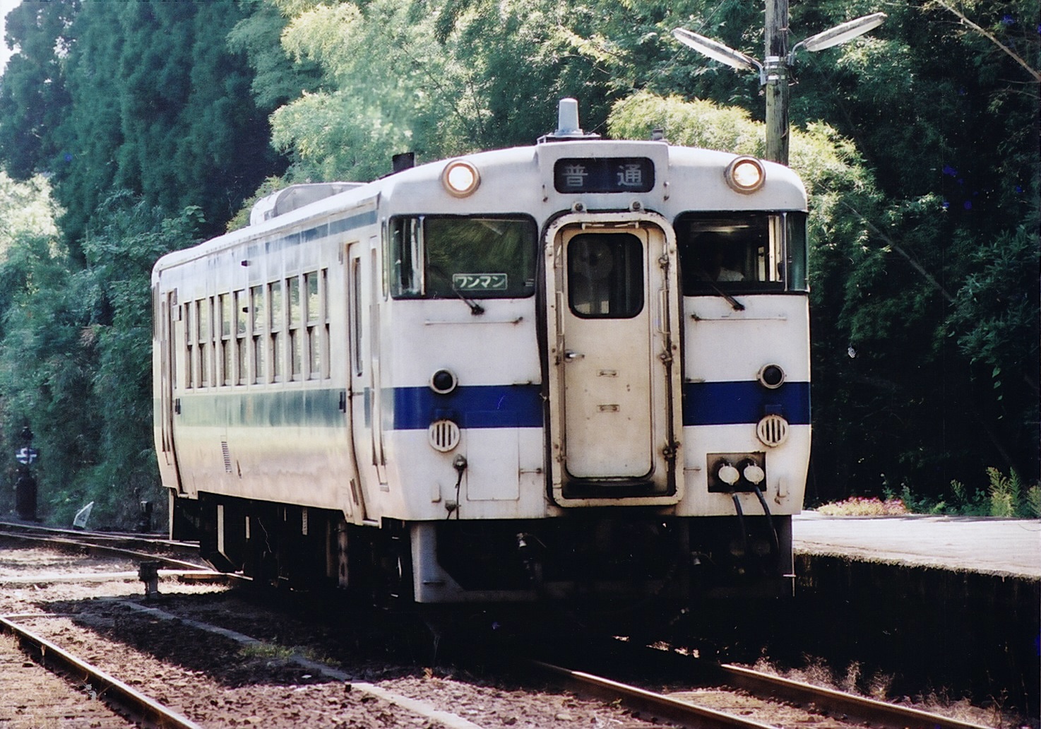 2001年9月19日 日南線 榎原駅 キハ40 2128 1929D 停車中