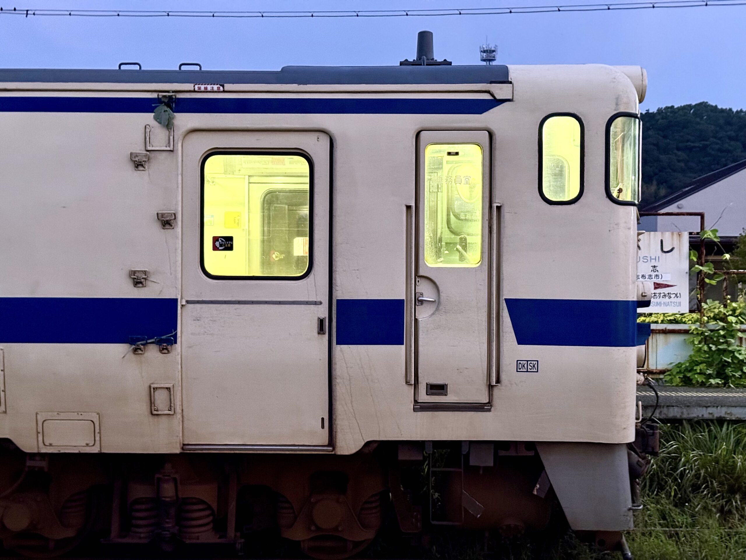 志布志駅 キハ40 8100 23.0℃ 湿度高め 冷房ON 人影なし