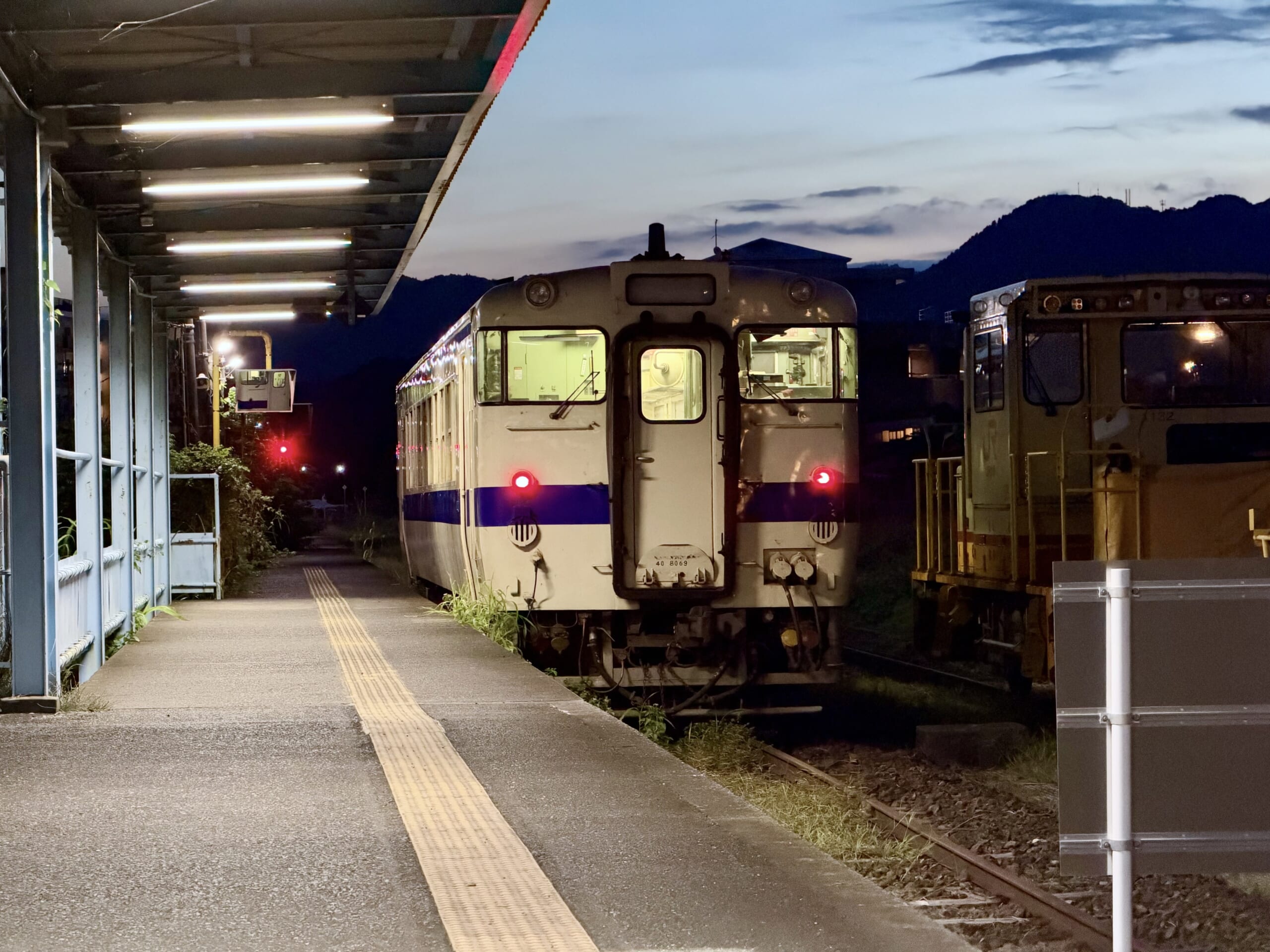 志布志駅 キハ40 8069 15.8℃ 秋らしい朝 人影なし