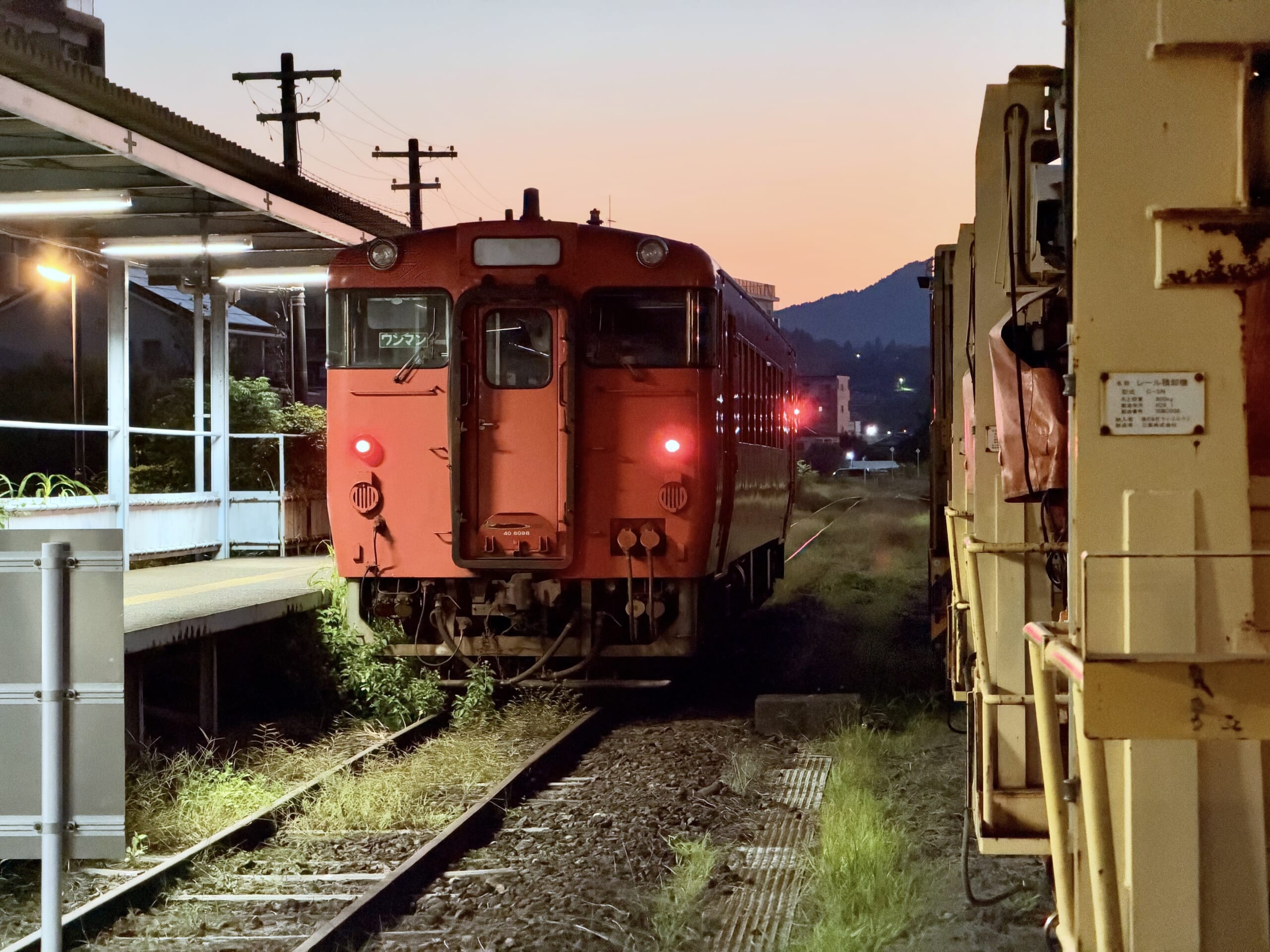 志布志駅 キハ40 8098 14.8℃ 心地よい朝 人影なし