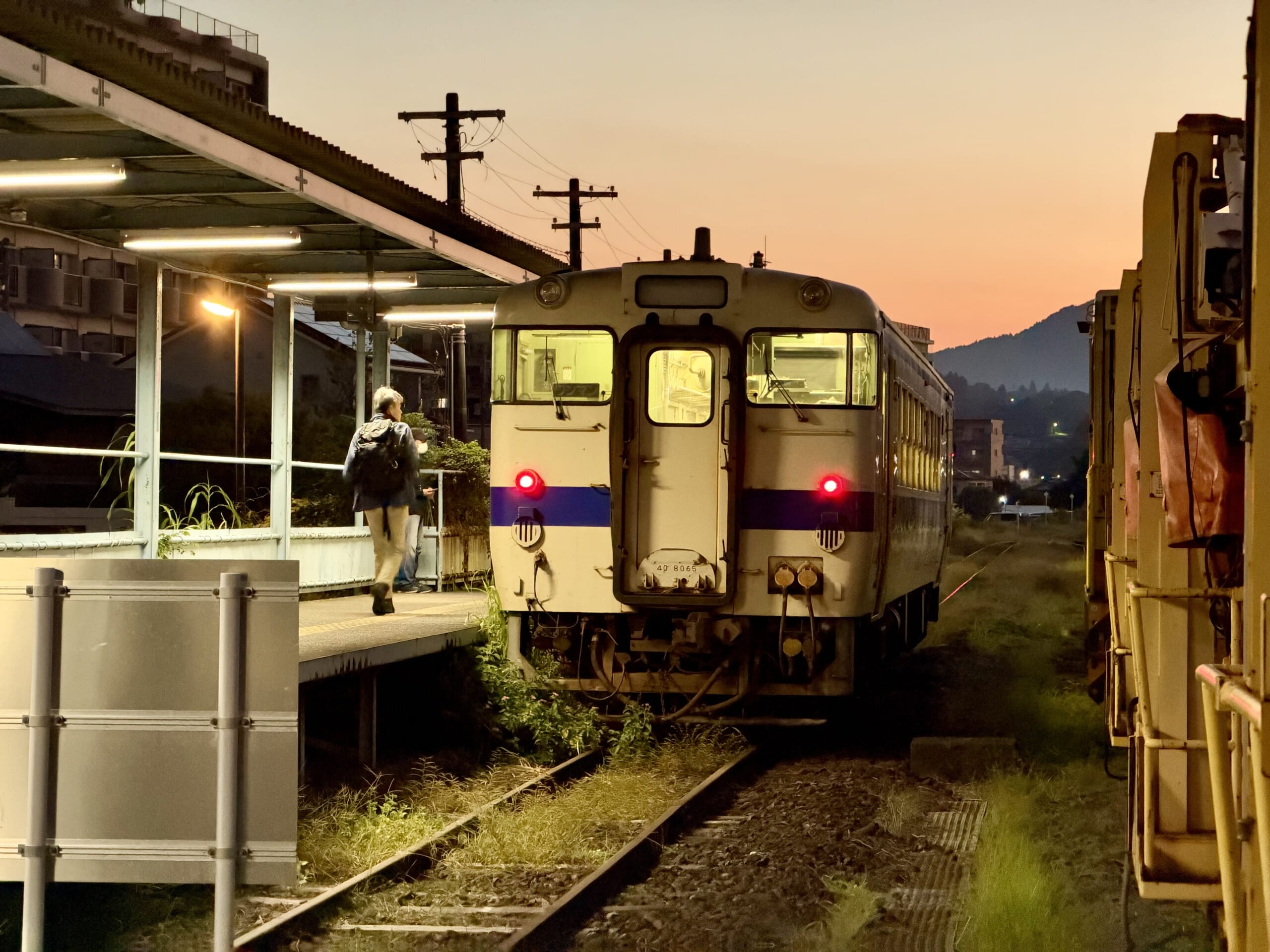 志布志駅 キハ40 8065 18.5℃ 旅人1人