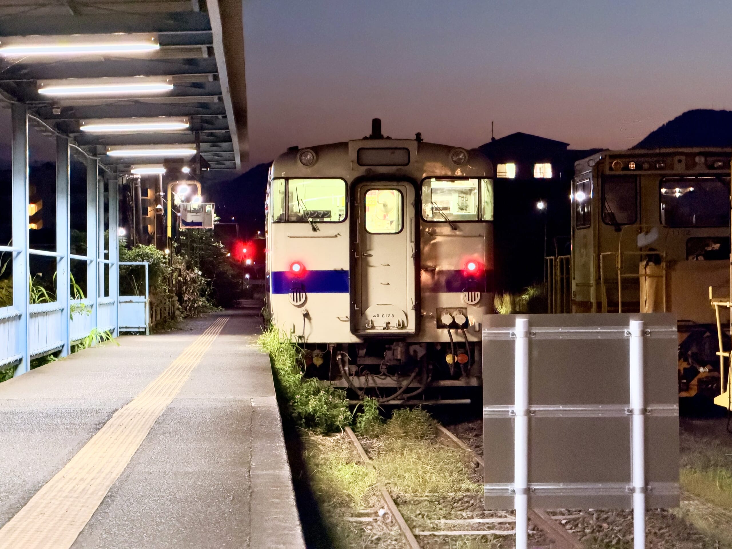志布志駅 キハ40 8128 19.5℃ 冷房入り 人影なし