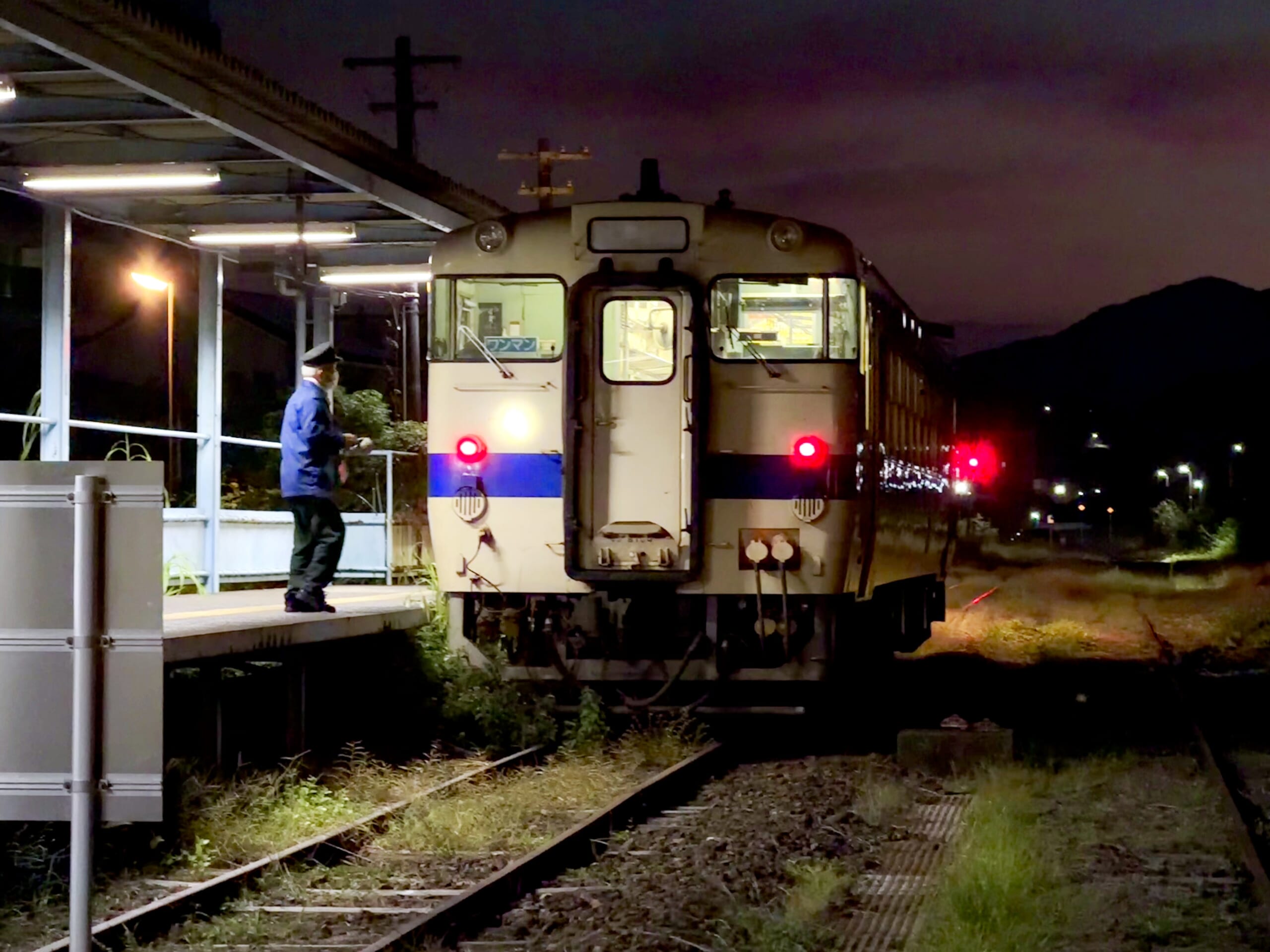 志布志駅 キハ40 8104 13.8℃ 人影なし