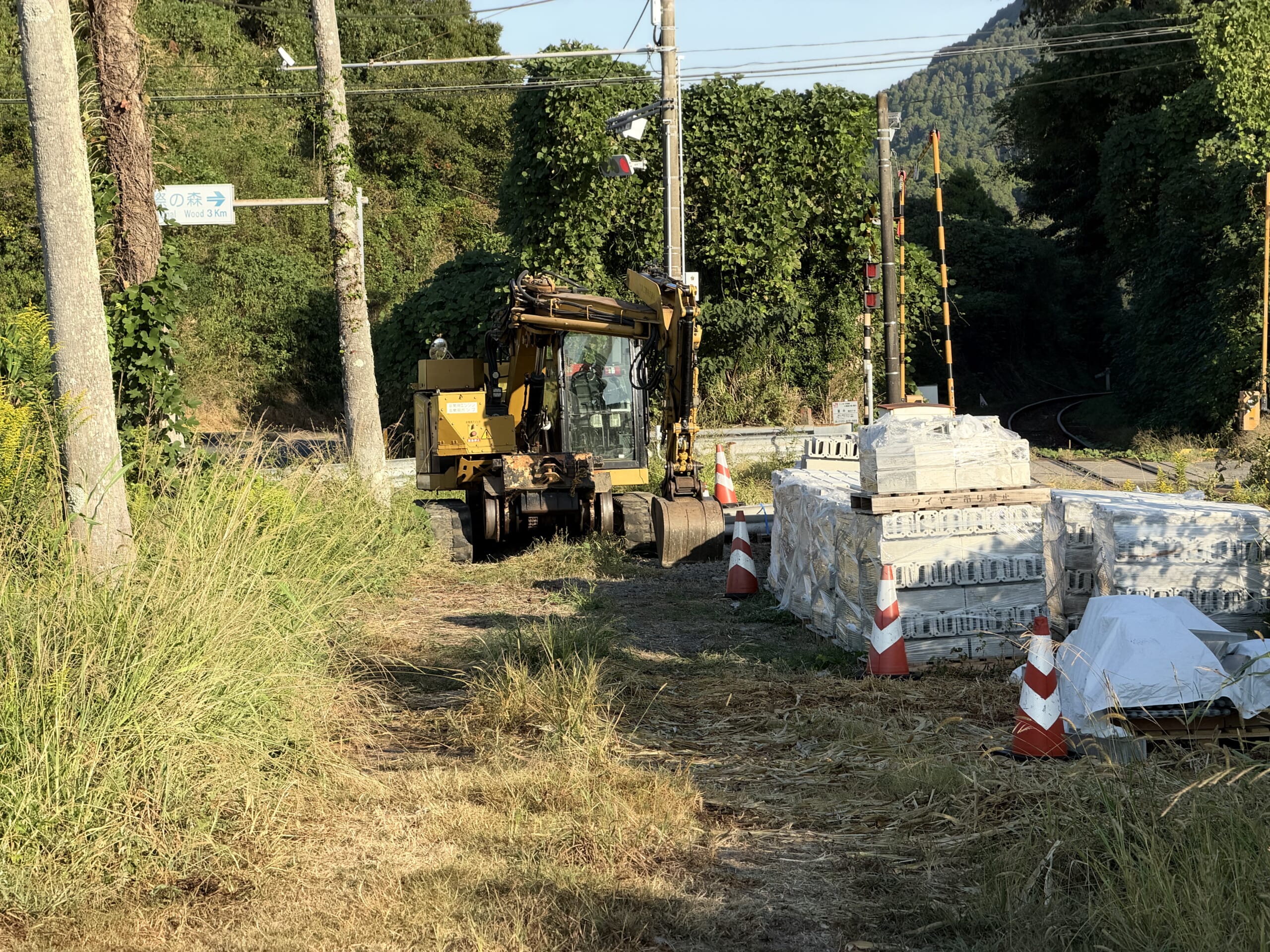 線路付近に置かれた重機と工事資材