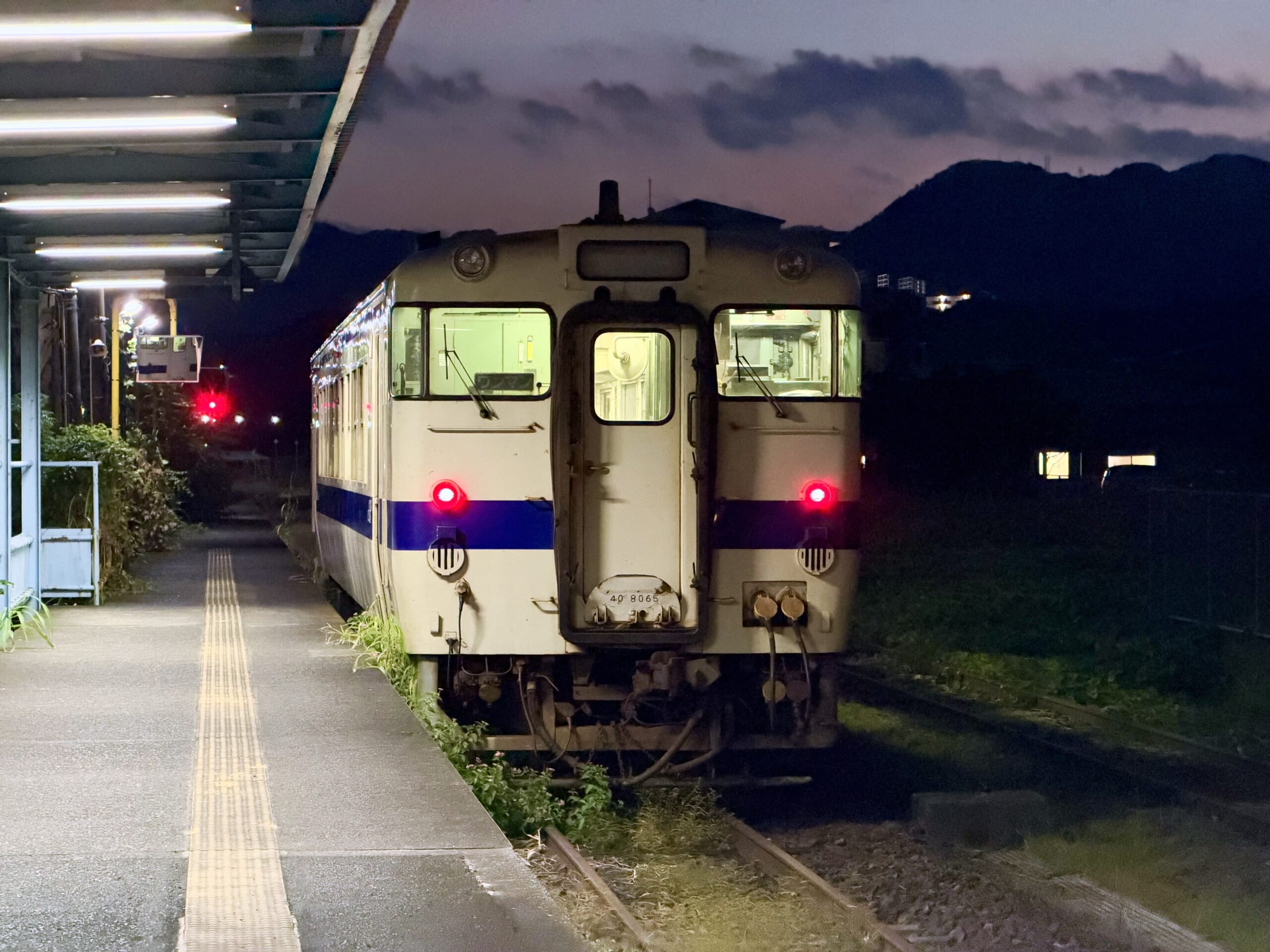 志布志駅 キハ40 8065 17.0℃ 旅人1人乗車