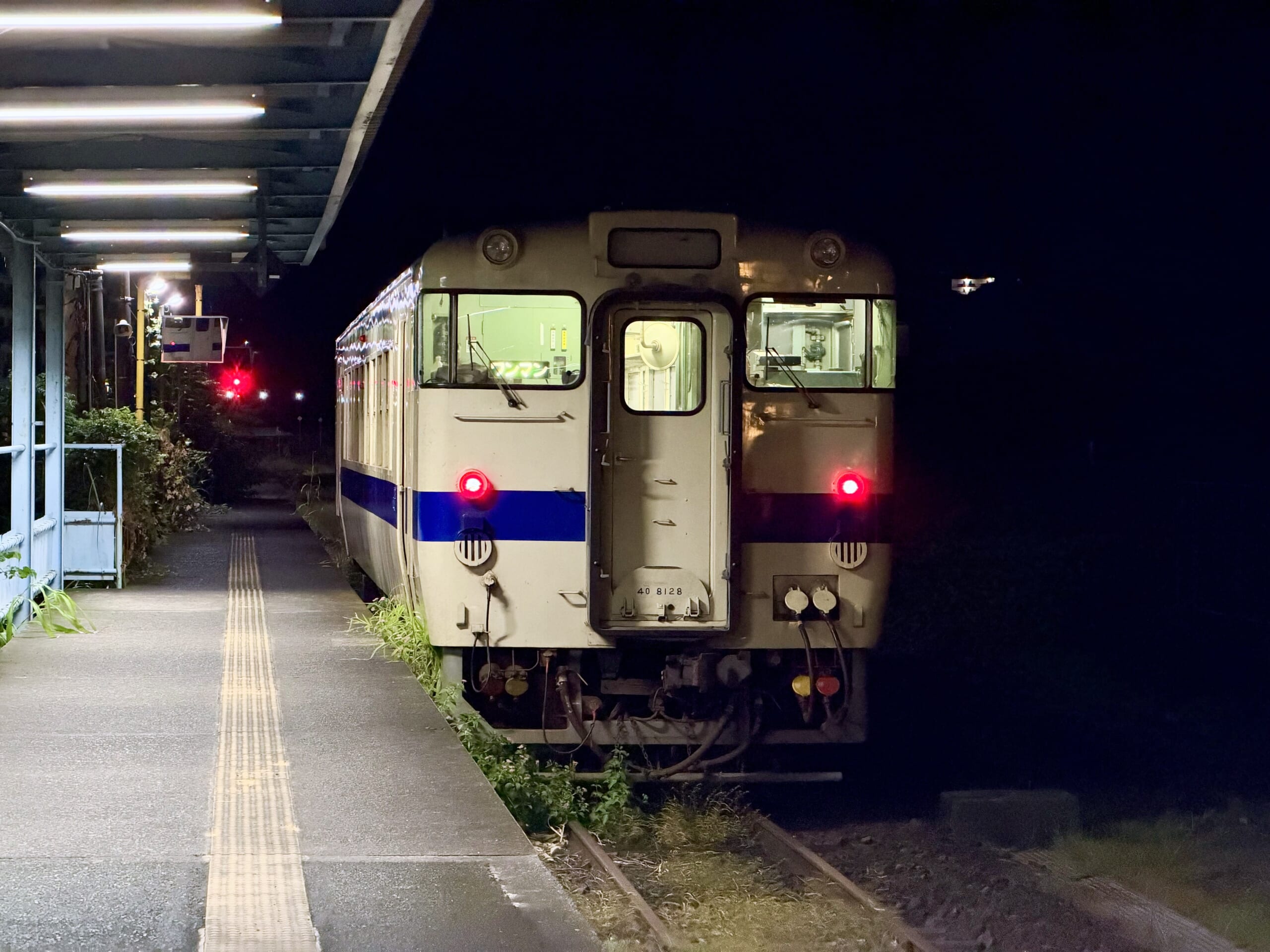 志布志駅 キハ40 8128 24.3℃ ほぼ熱帯夜 人影なし