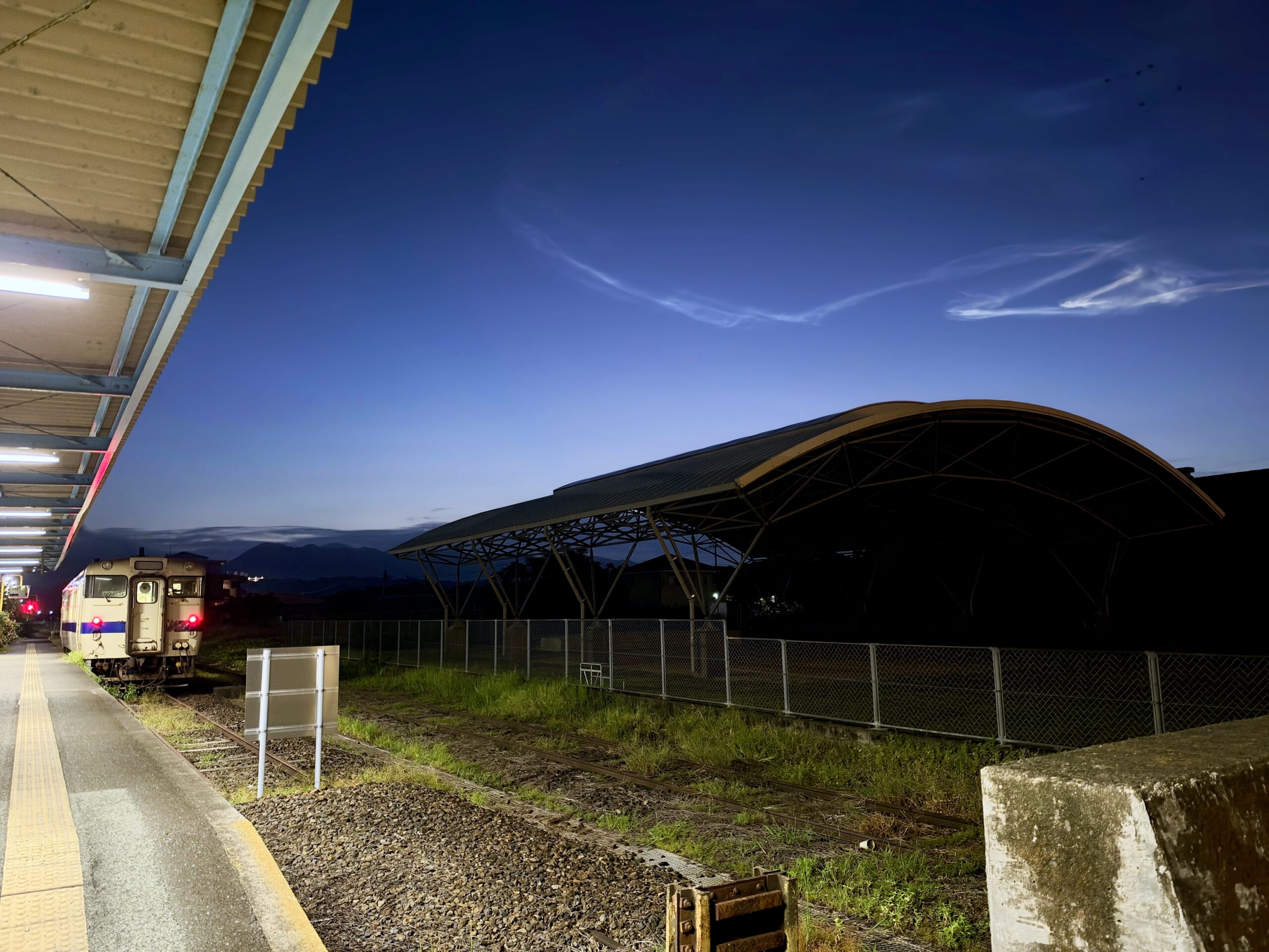 志布志駅 キハ40 8100 21.8℃ 湿度高め 人影なし