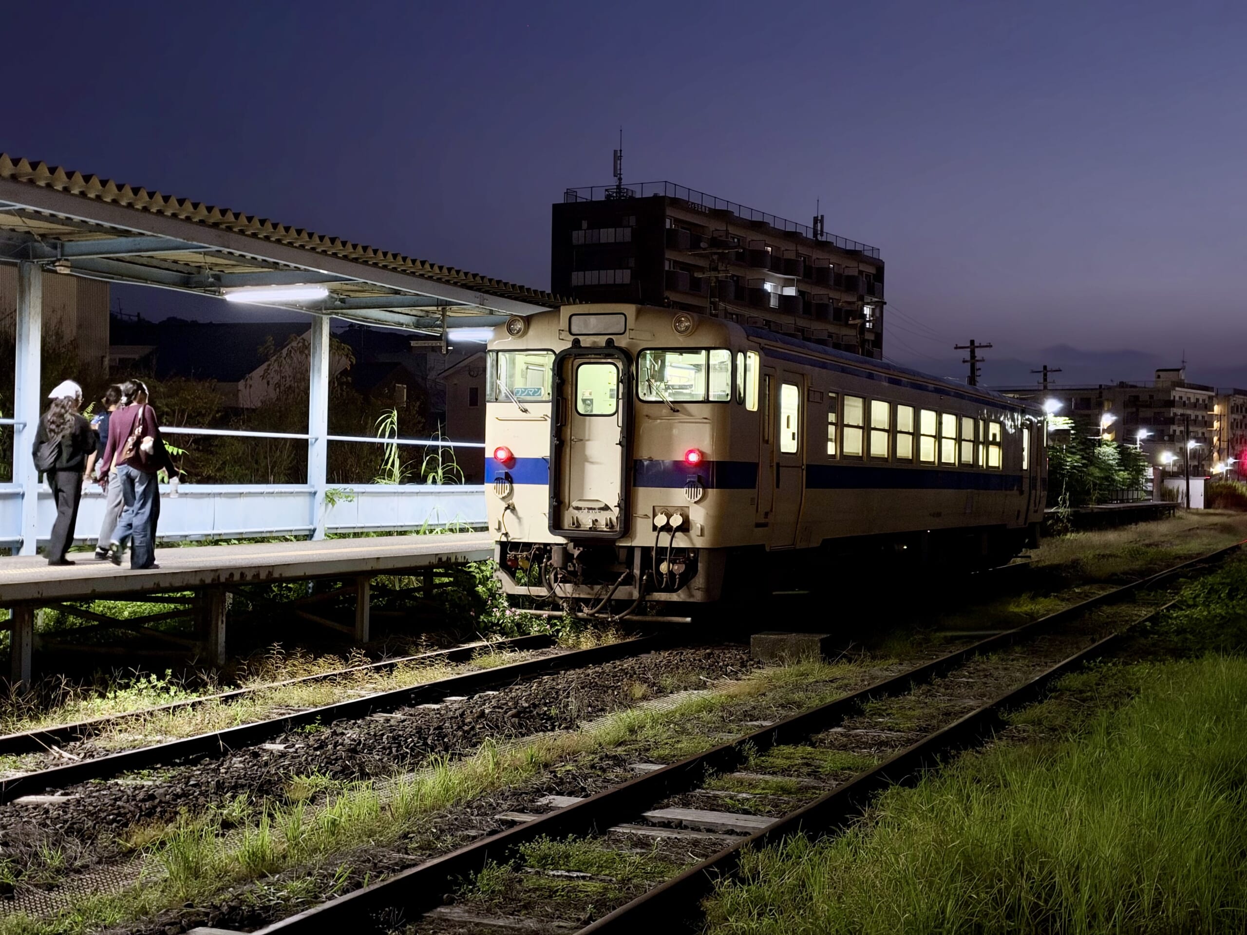 志布志駅 キハ40 8104 21.2℃ 冷房ON 旅人4人