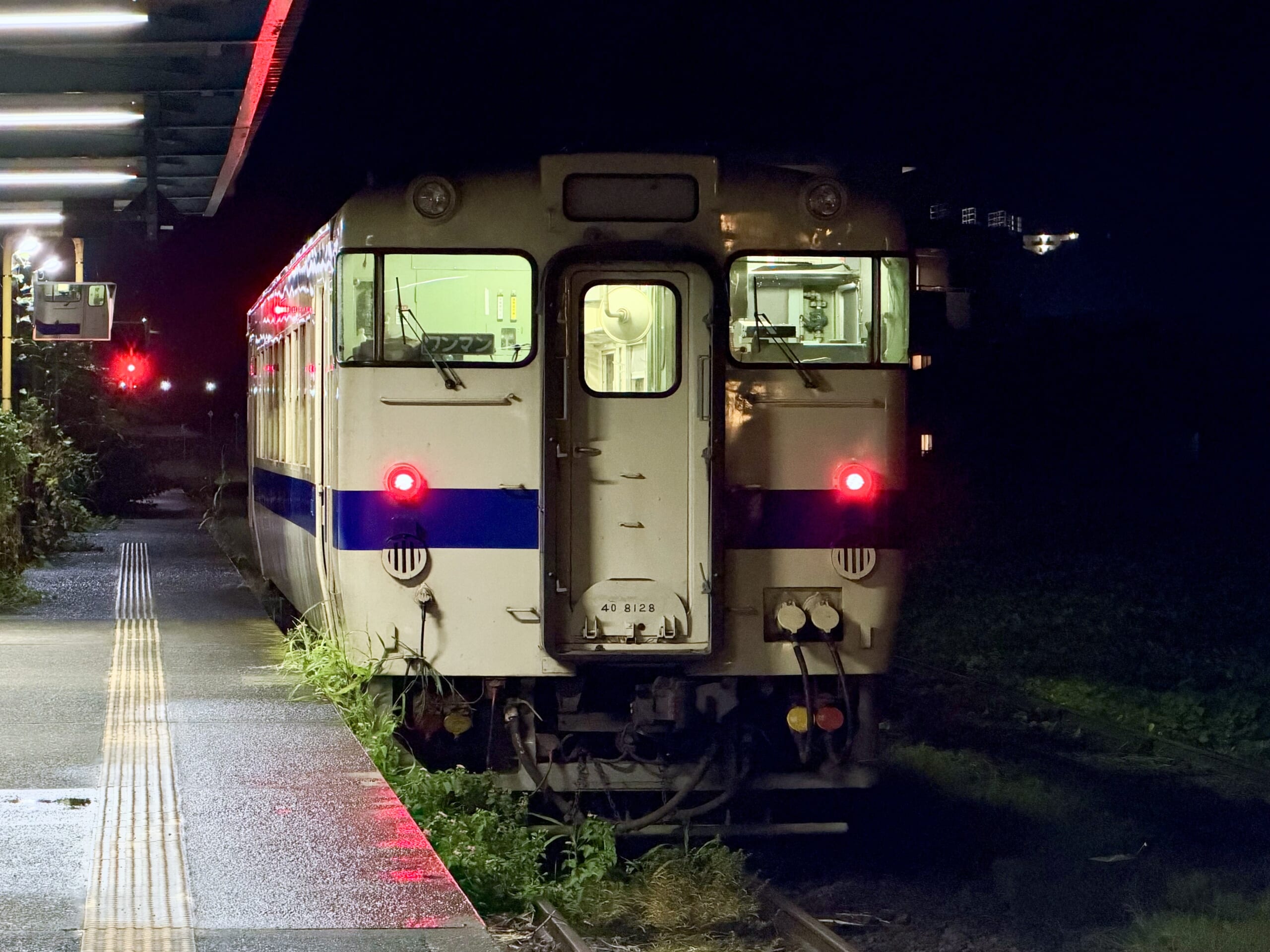 志布志駅 キハ40 8128 25.7℃ 熱帯夜明け 冷房ON 人影なし