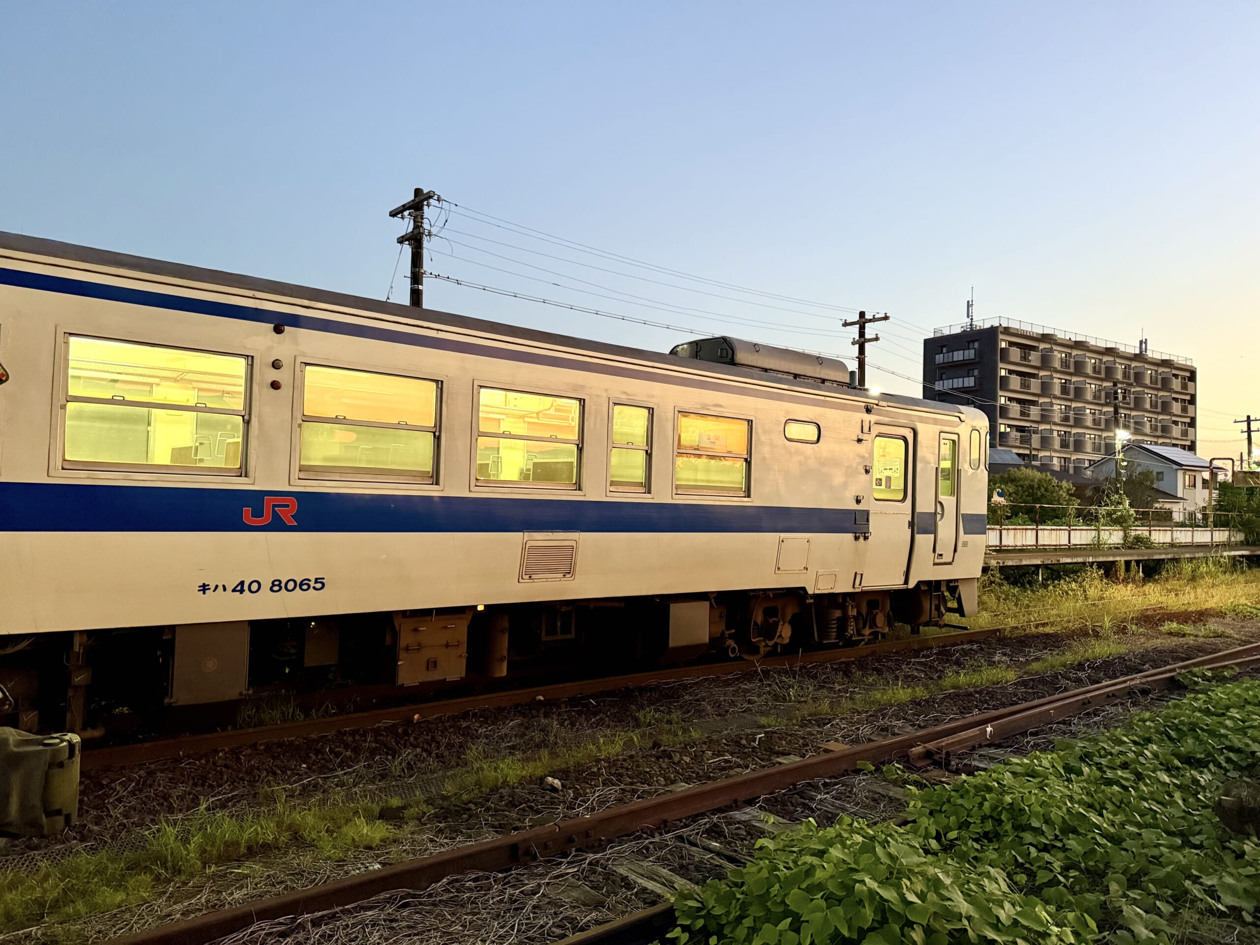 志布志駅 キハ40 8065 17.4℃ 心地よい朝 人影なし