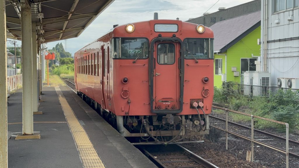 串間駅に到着するキハ40 8098（1925D）