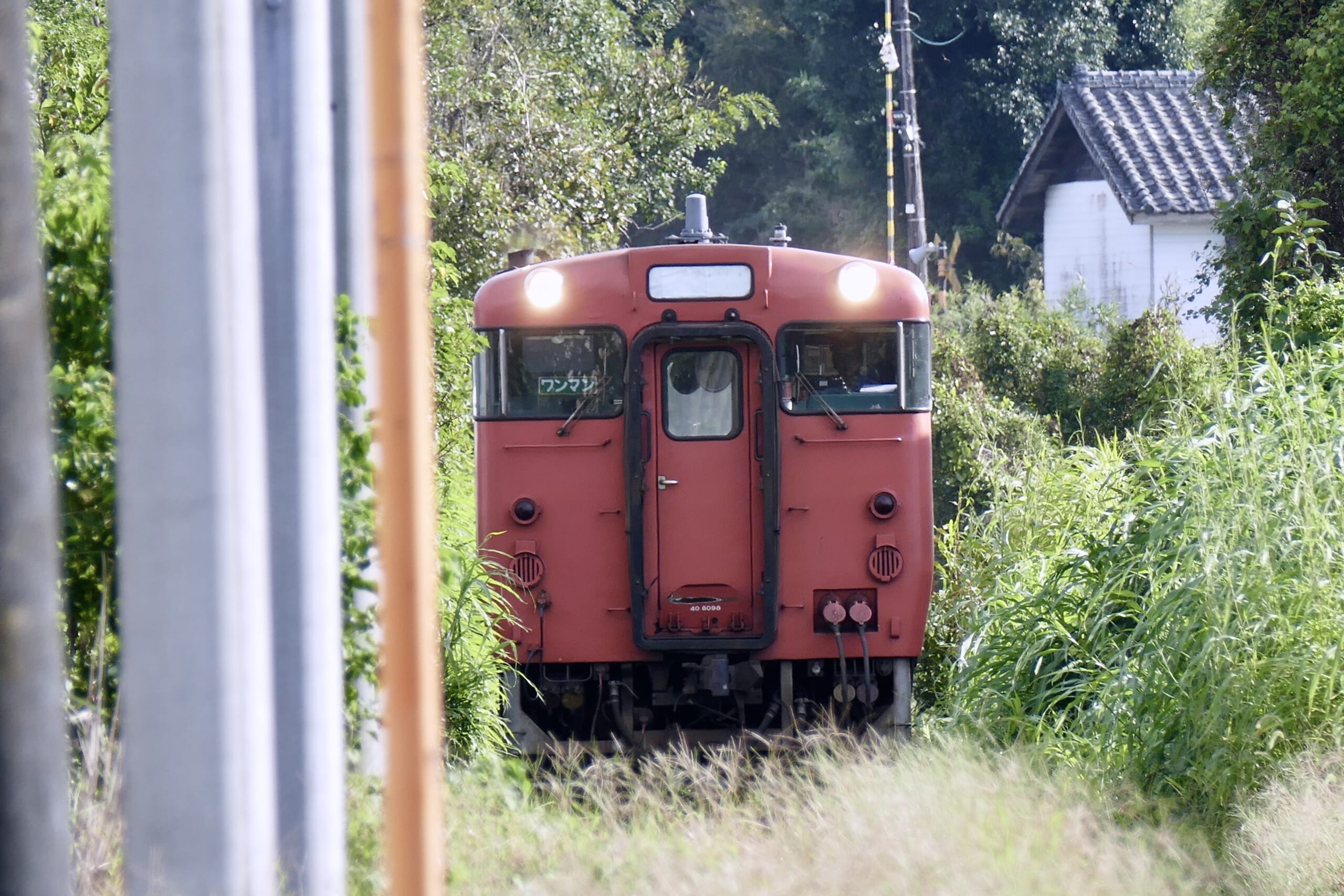 串間駅へ進入するキハ40 8098（1925D）