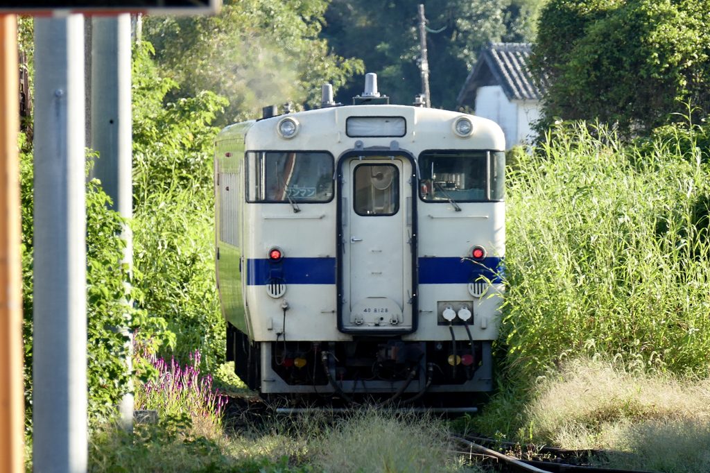 串間駅を発車するキハ40